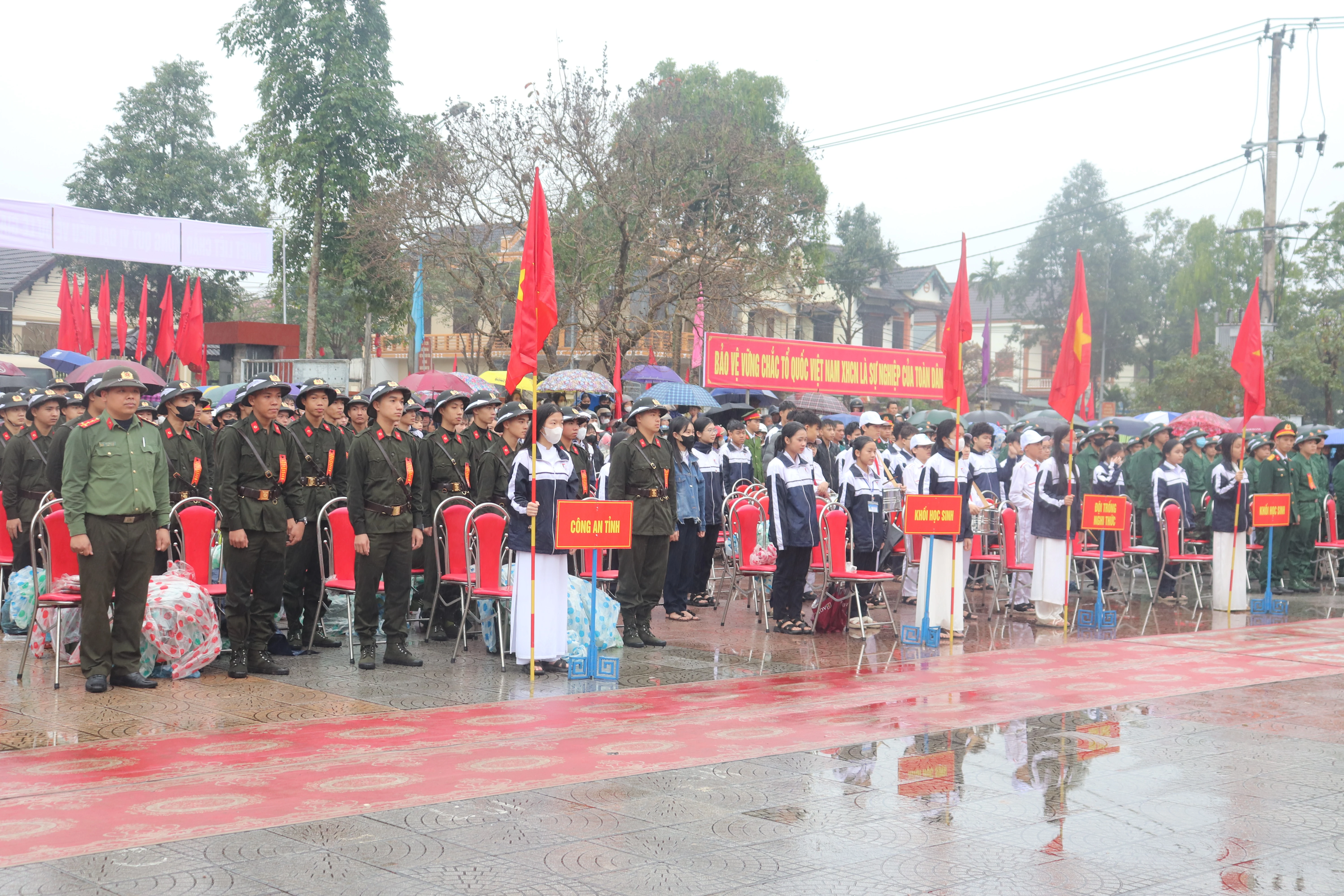 Cam Lộ: 111 thanh niên hăng hái lên đường nhập ngũ