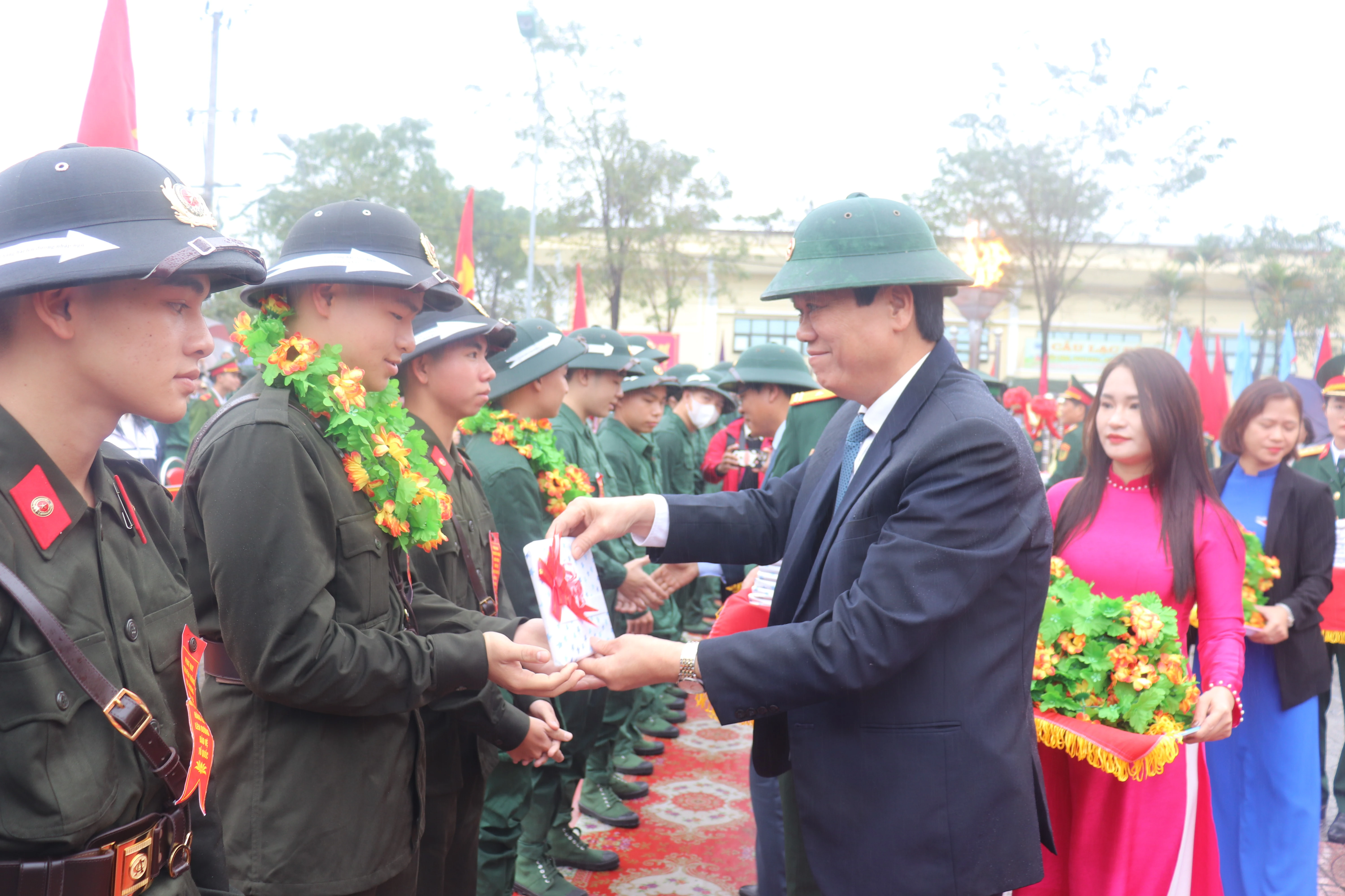 Cam Lộ: 111 thanh niên hăng hái lên đường nhập ngũ