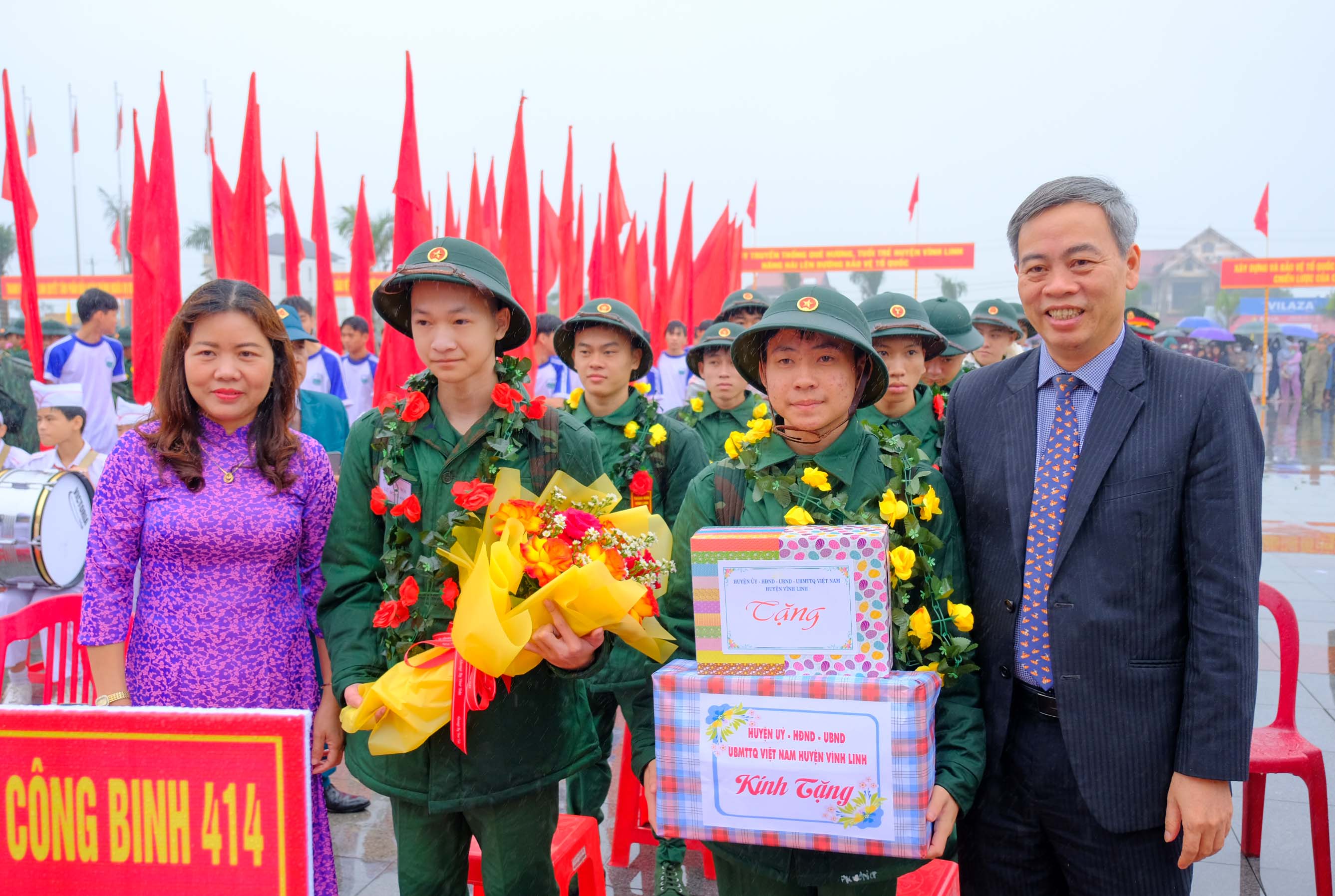 Phó Bí thư Thường trực Tỉnh ủy, Chủ tịch HĐND tỉnh Nguyễn Đăng Quang dự lễ giao nhận quân tại huyện Vĩnh Linh