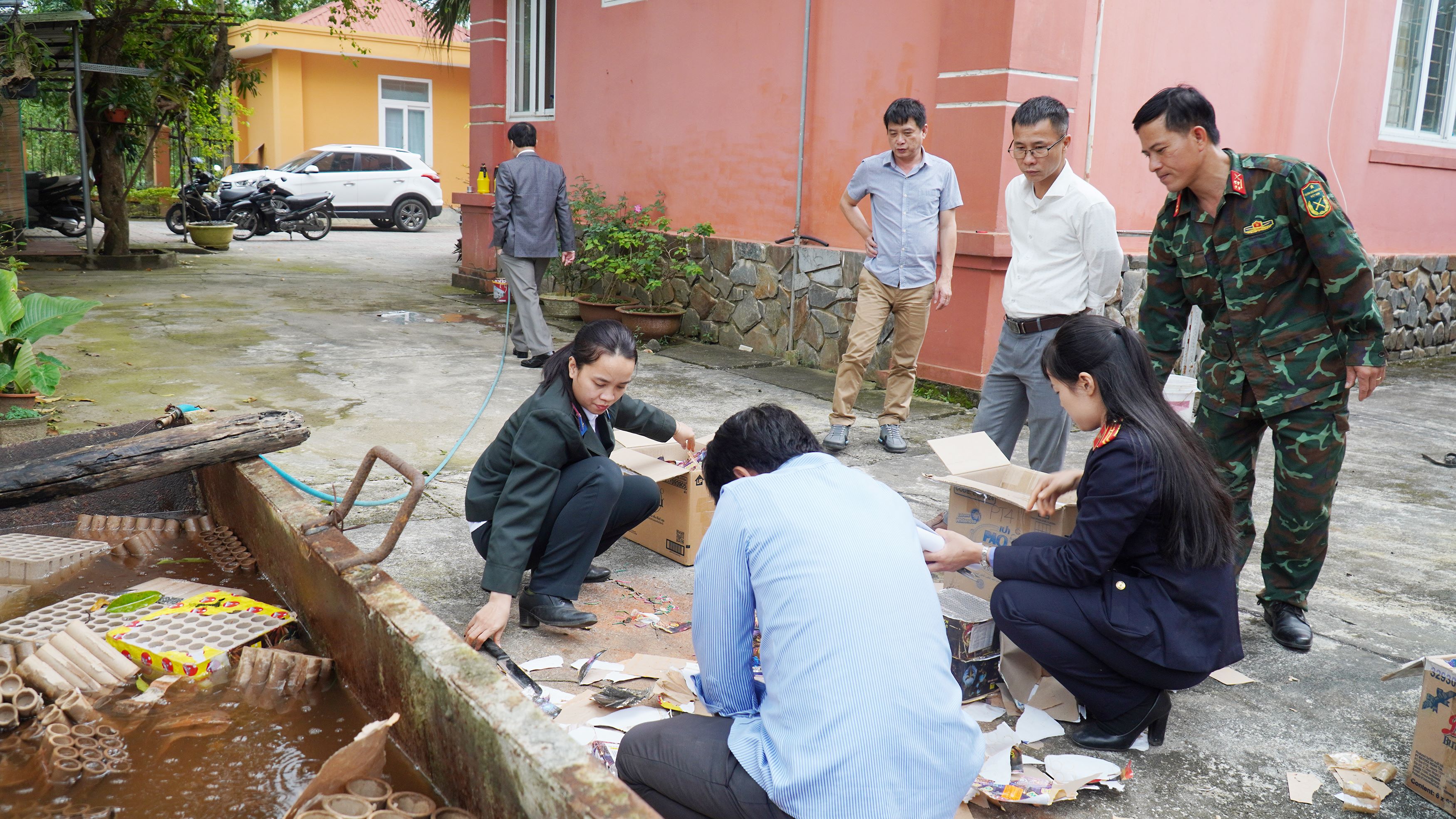 Cam Lộ: Tiêu hủy 107 hộp pháo hoa nổ do Trung Quốc sản xuất