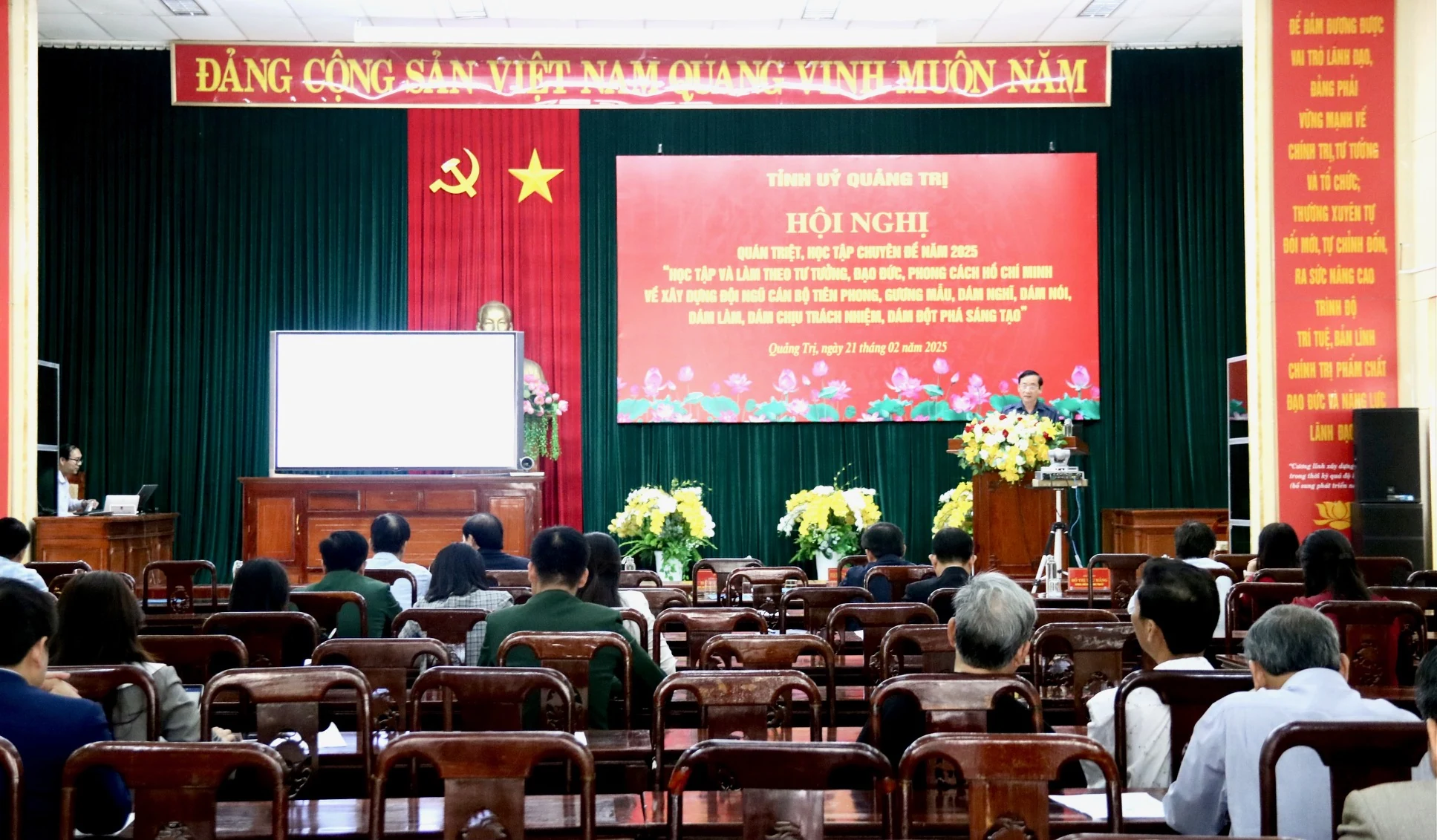 Quán triệt, học tập và làm theo tư tưởng, đạo đức, phong cách Hồ Chí Minh về xây dựng đội ngũ cán bộ
