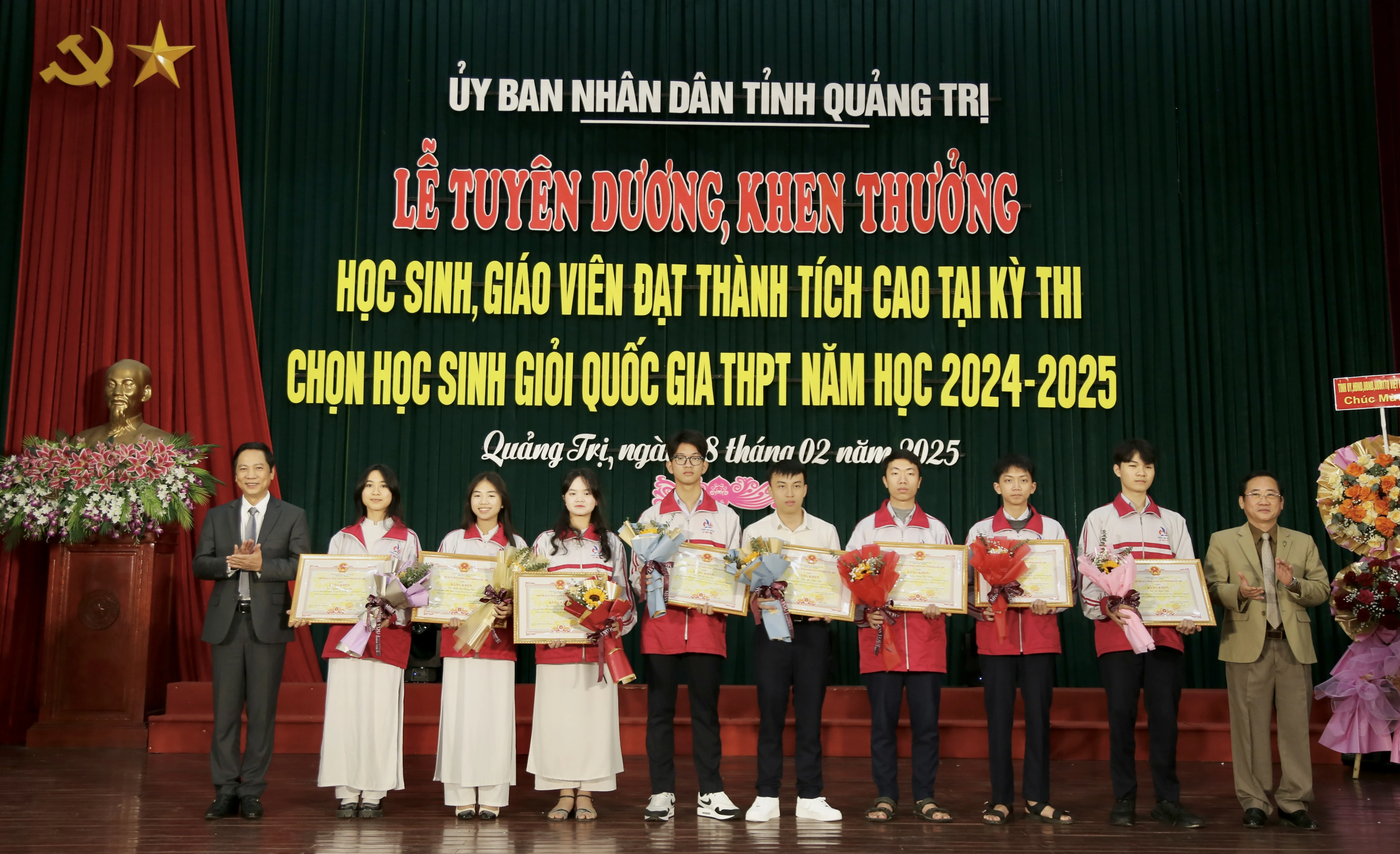 Khen thưởng học sinh, giáo viên đạt thành tích cao tại Kỳ thi chọn học sinh giỏi quốc gia THPT 