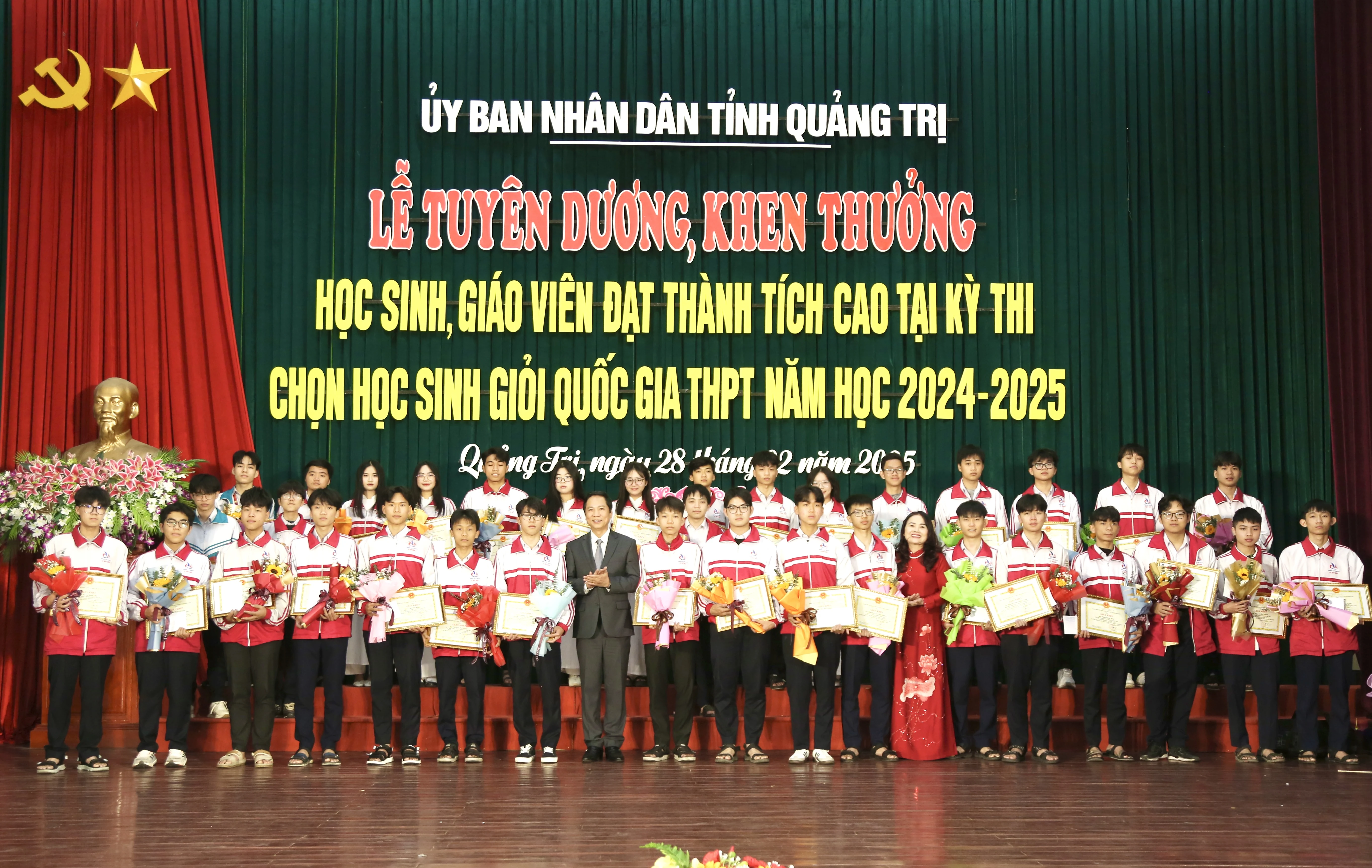Khen thưởng học sinh, giáo viên đạt thành tích cao tại Kỳ thi chọn học sinh giỏi quốc gia THPT 