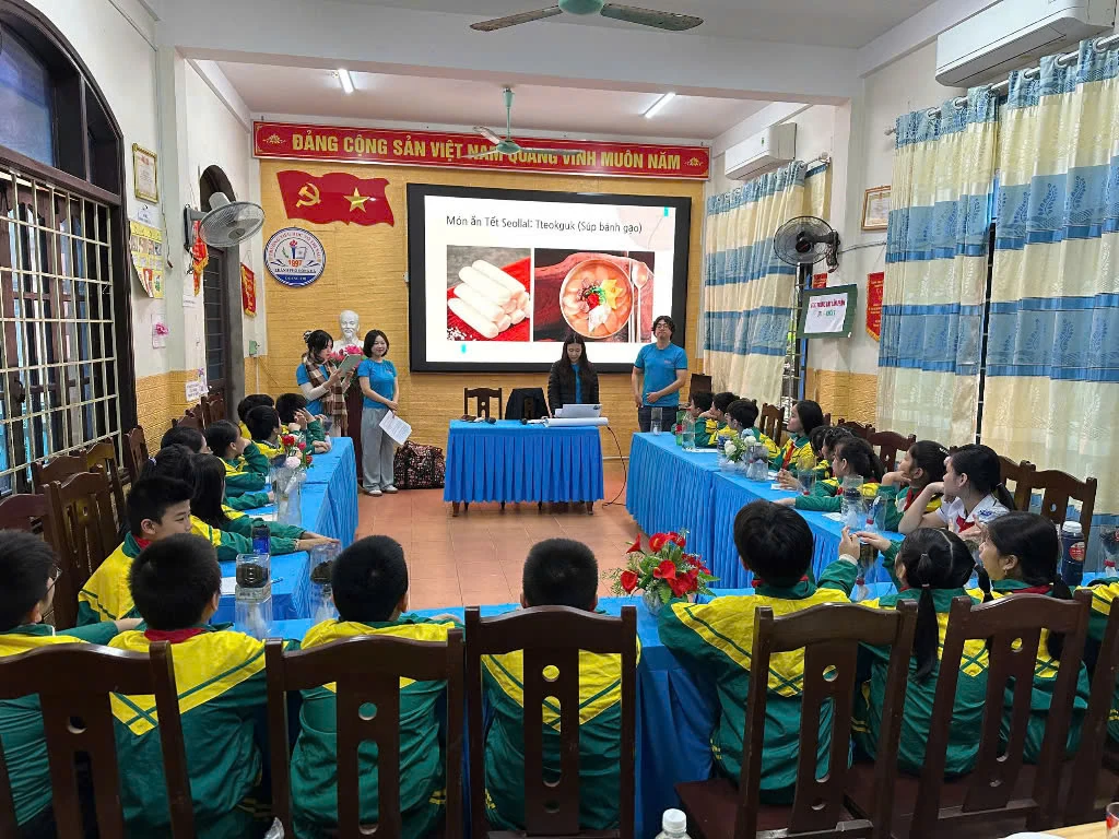 Nối vòng tay hữu nghị