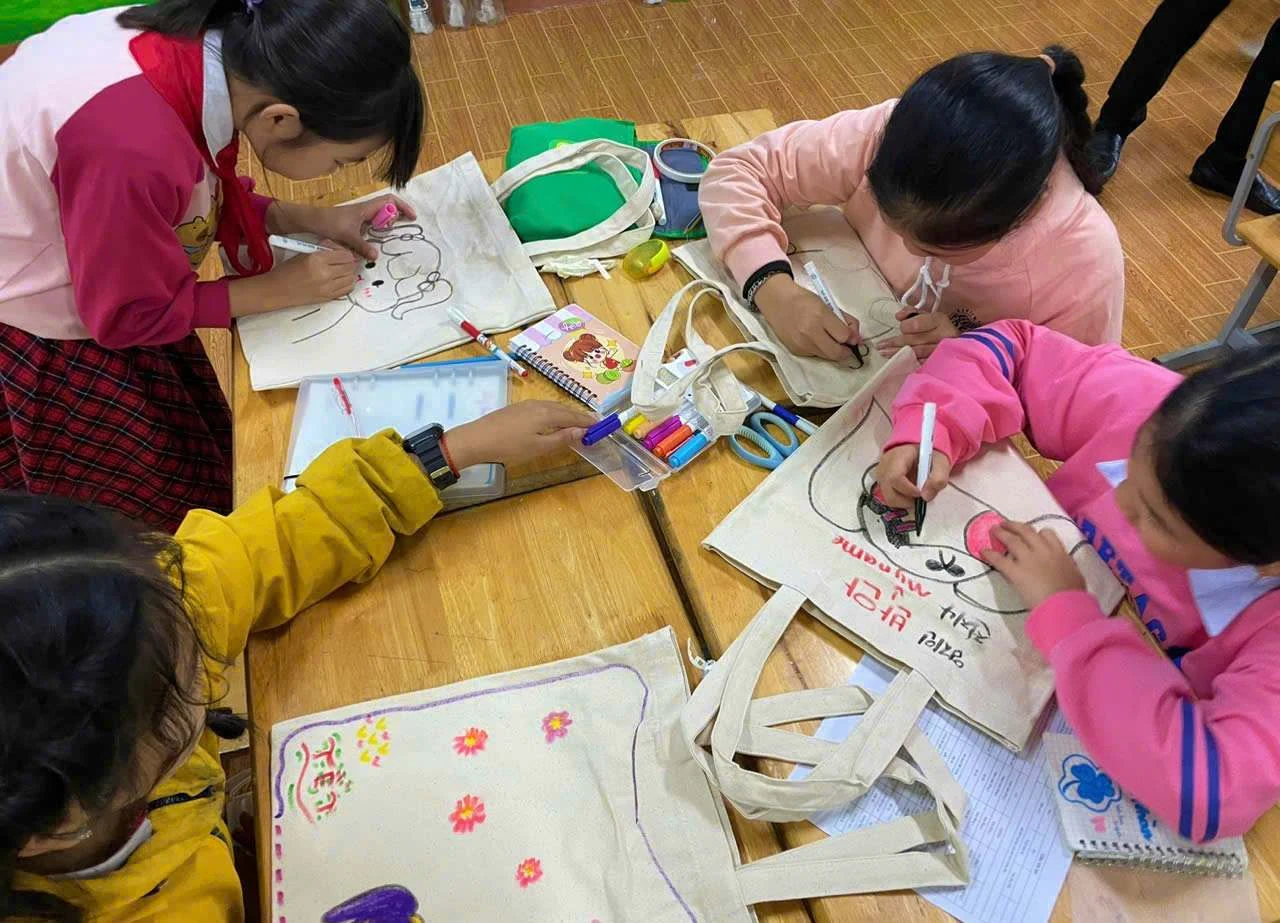 Nối vòng tay hữu nghị
