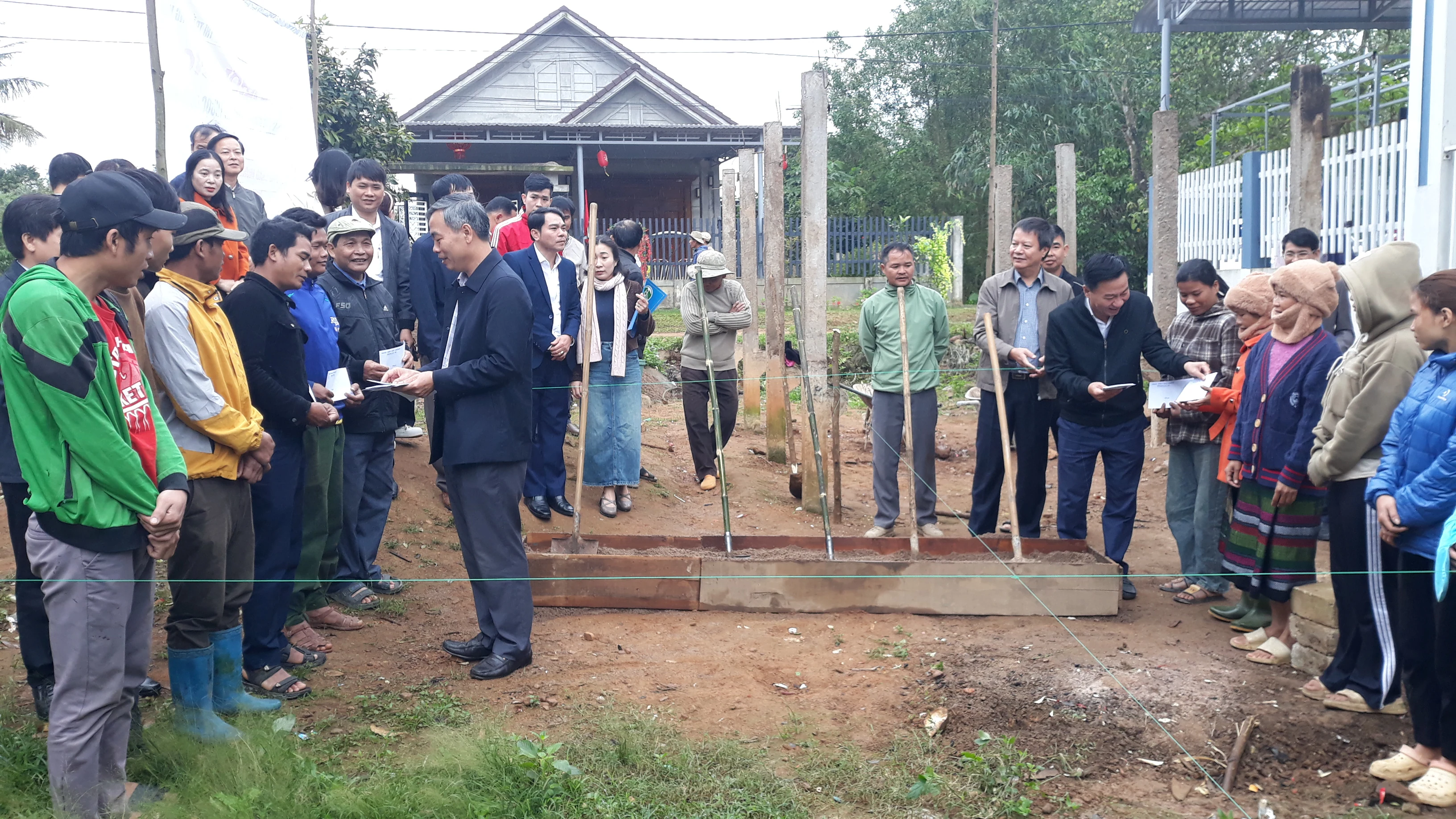 Lãnh đạo tỉnh Quảng Trị kiểm tra tình hình thực hiện chương trình xóa nhà ở tạm, nhà dột nát hai huyện miền núi Đakrông và Hướng Hóa