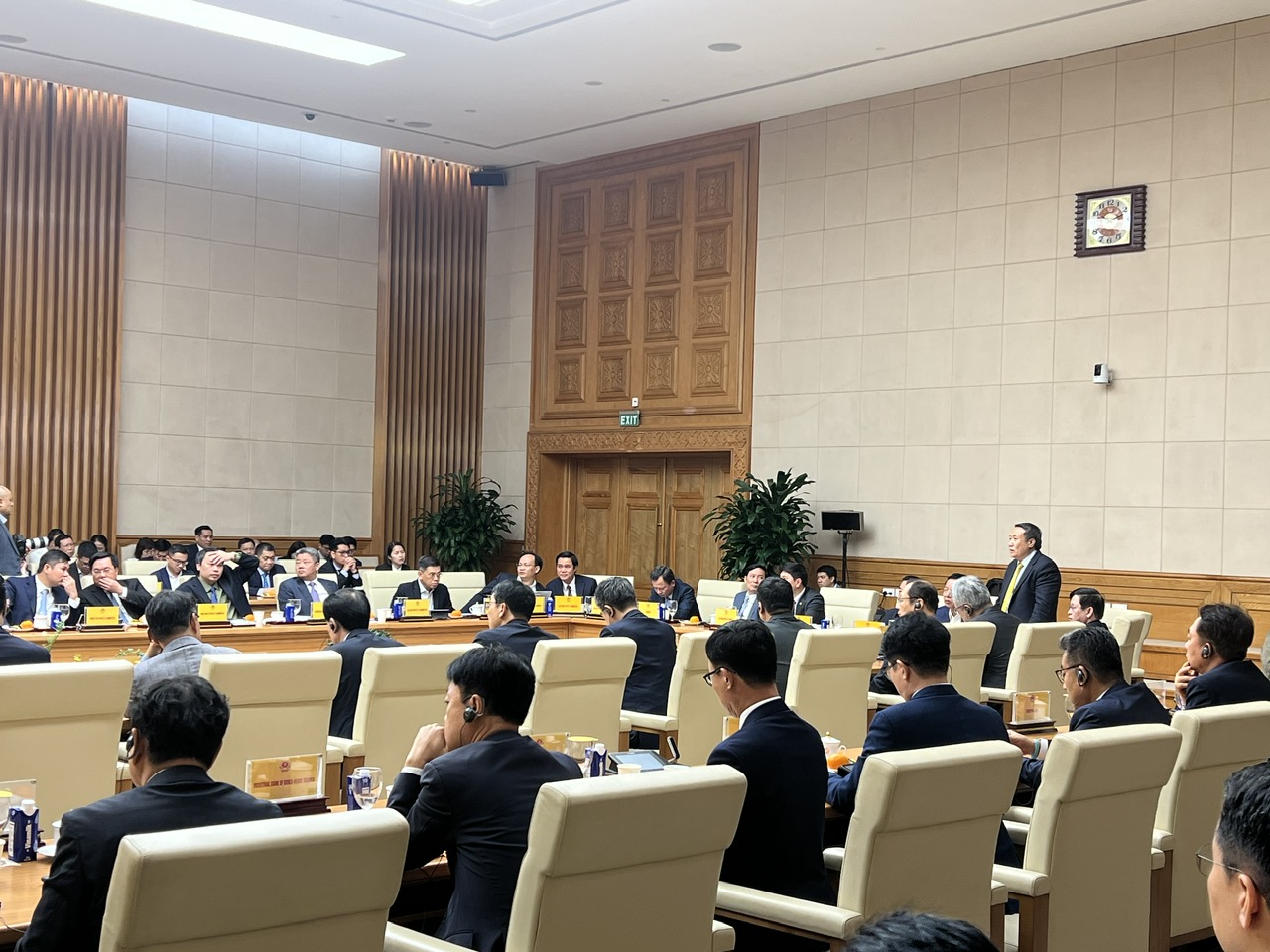 Prime Minister Chinh holds talks with South Korean businesses to boost investment