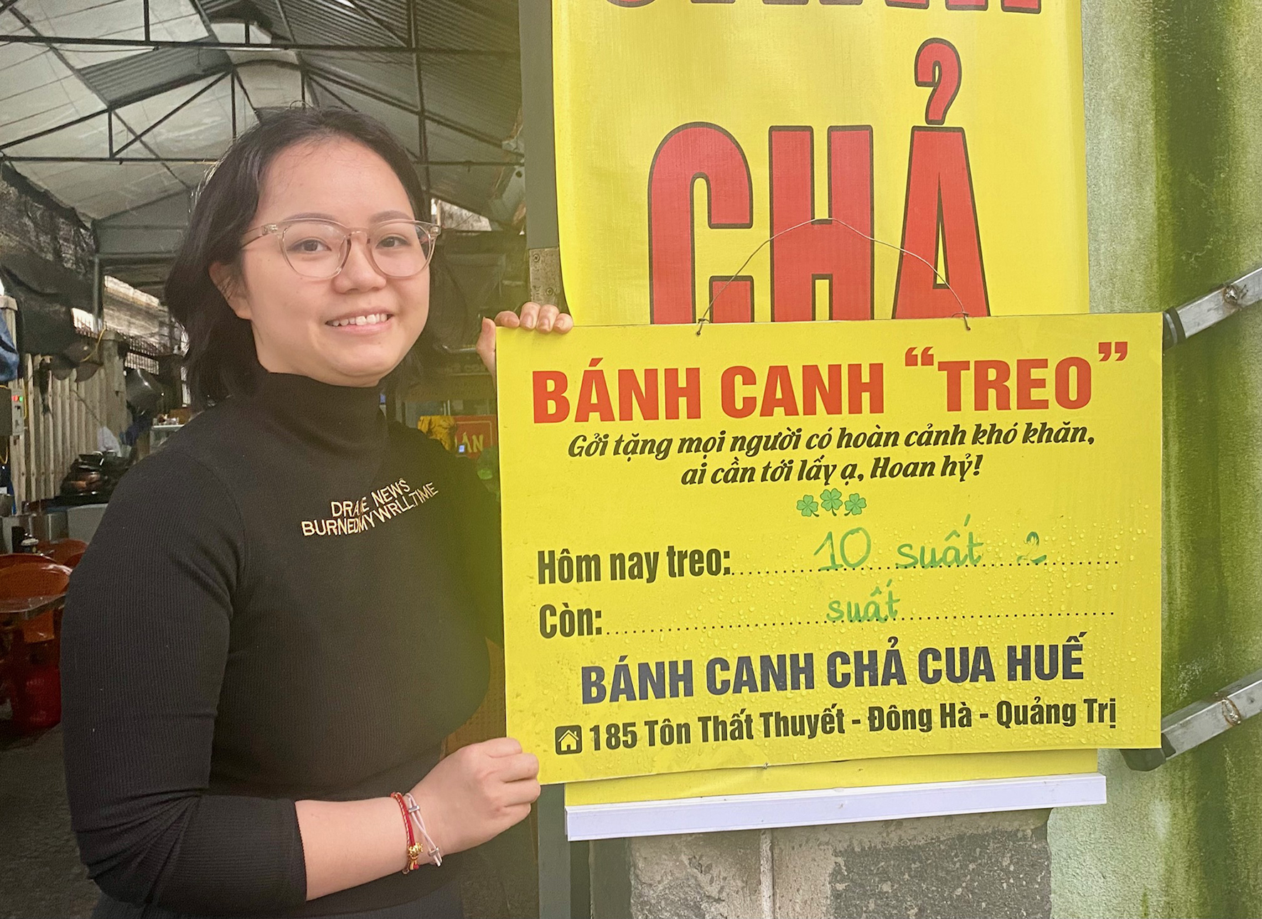 Bánh canh “treo” giúp đỡ người nghèo