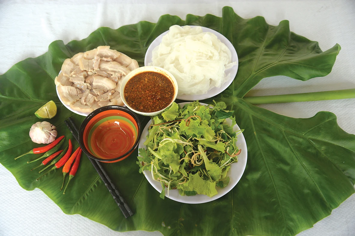 Bánh ướt Phương Lang và canh ám làng Lam 