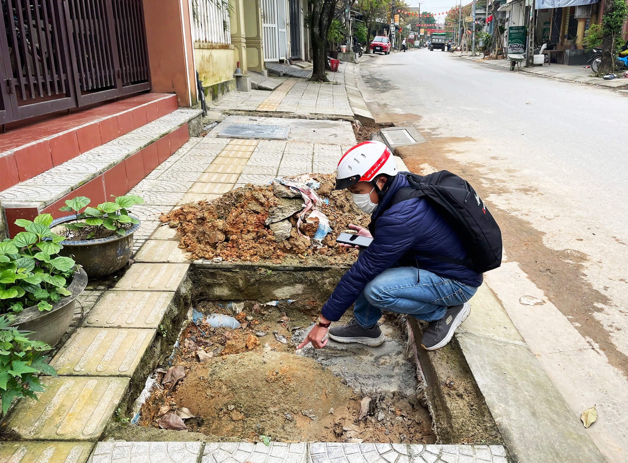 Chỉnh trang đô thị TP. Đông Hà: Trồng cây xanh trên cống thoát nước (!)