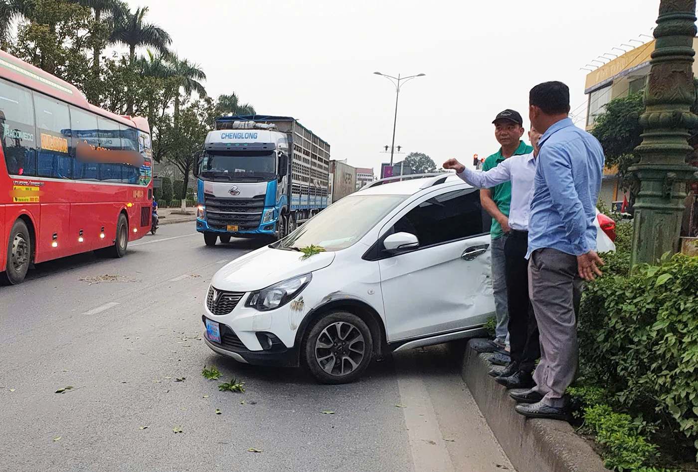 Đông Hà: Ô tô con bị xe tải húc văng lên dải phân cách đường Lê Duẩn