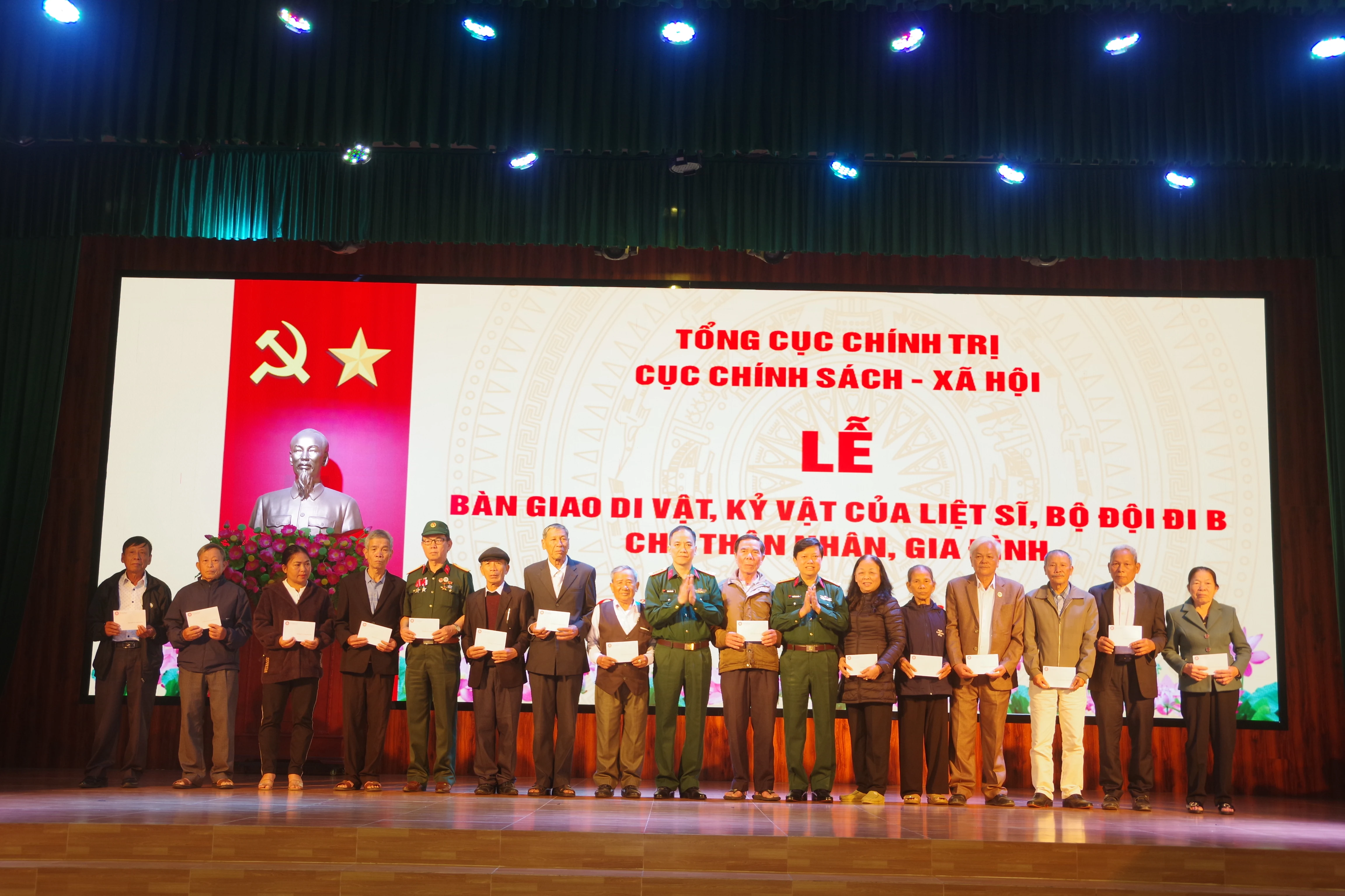 Bàn giao di vật, kỷ vật của liệt sĩ về với thân nhân, gia đình tại tỉnh Quảng Trị