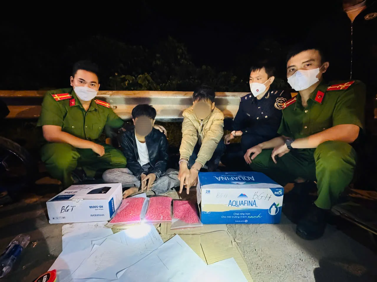 Bắt vụ vận chuyển 30.000 viên nén nghi là ma túy 