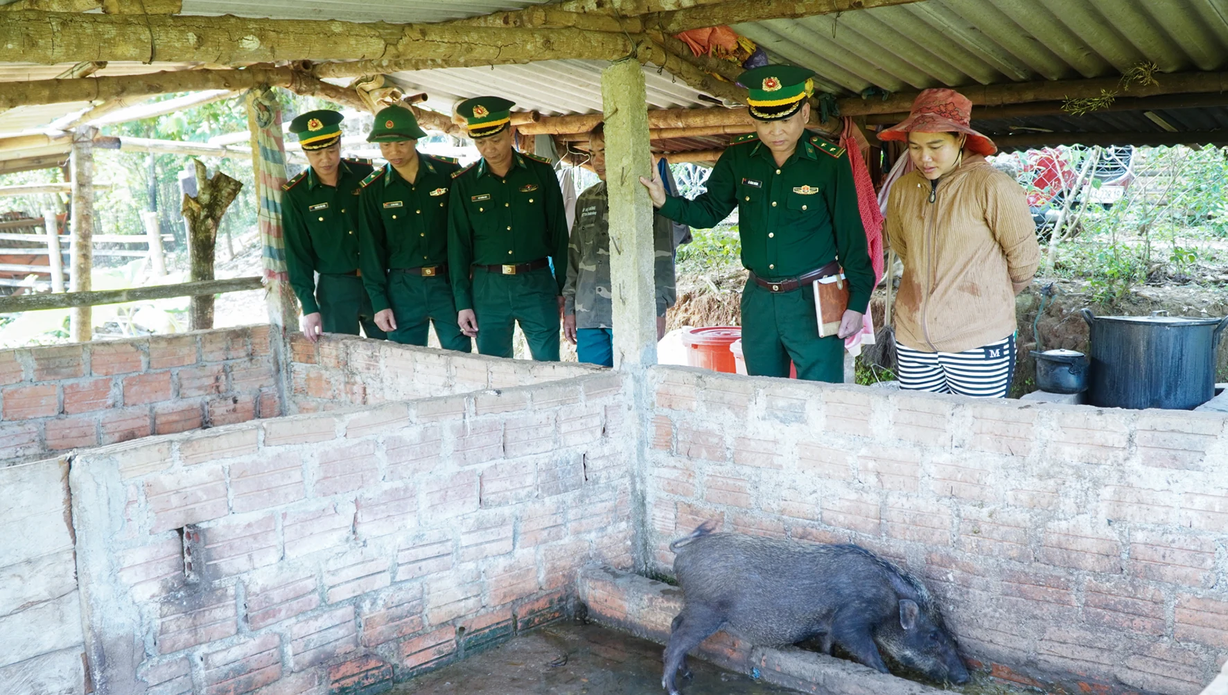 Chiến sĩ “quân hàm xanh” chung tay chăm lo đời sống nhân dân vùng biên