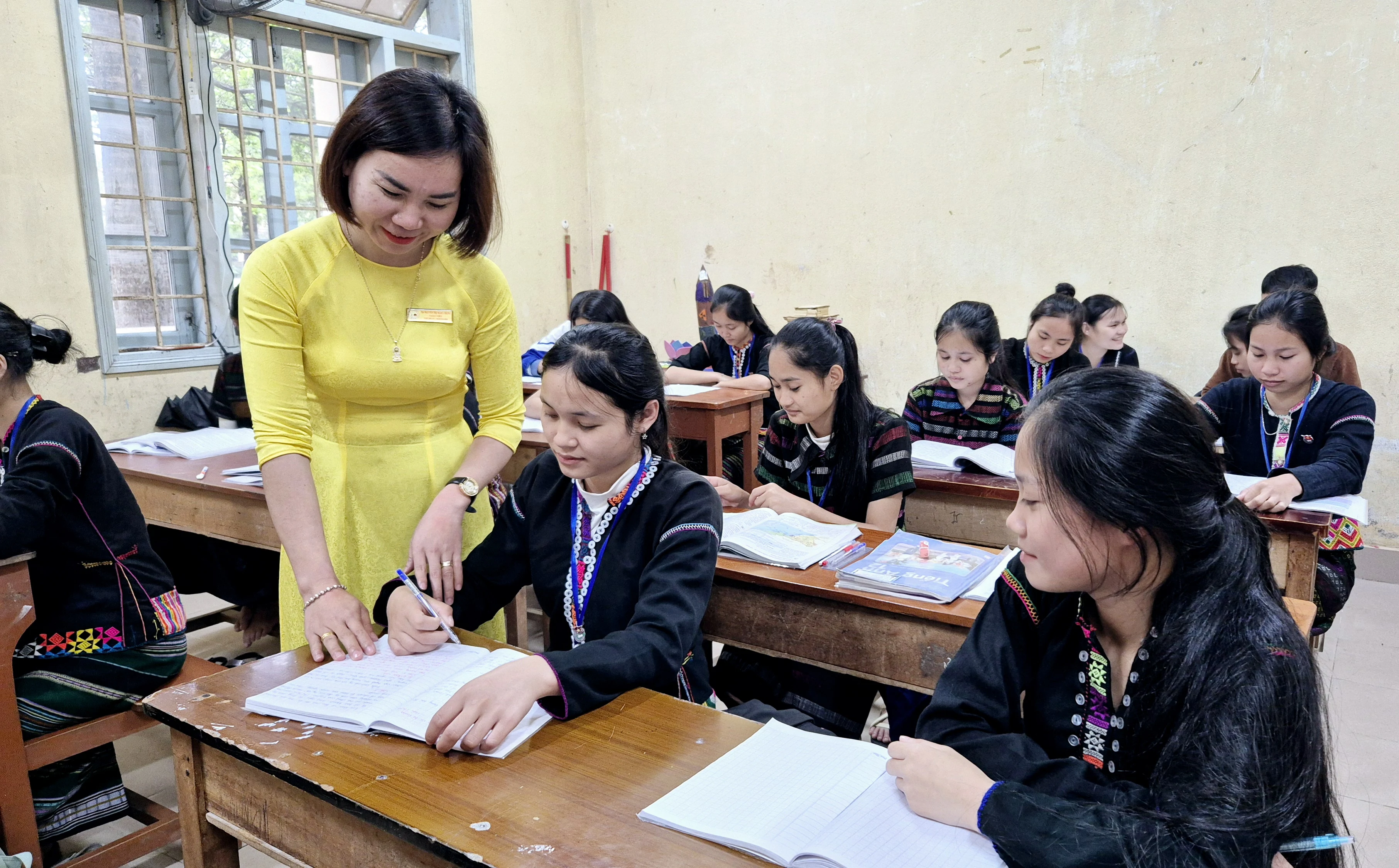 Cô giáo truyền lửa tình yêu văn học cho học sinh dân tộc thiểu số