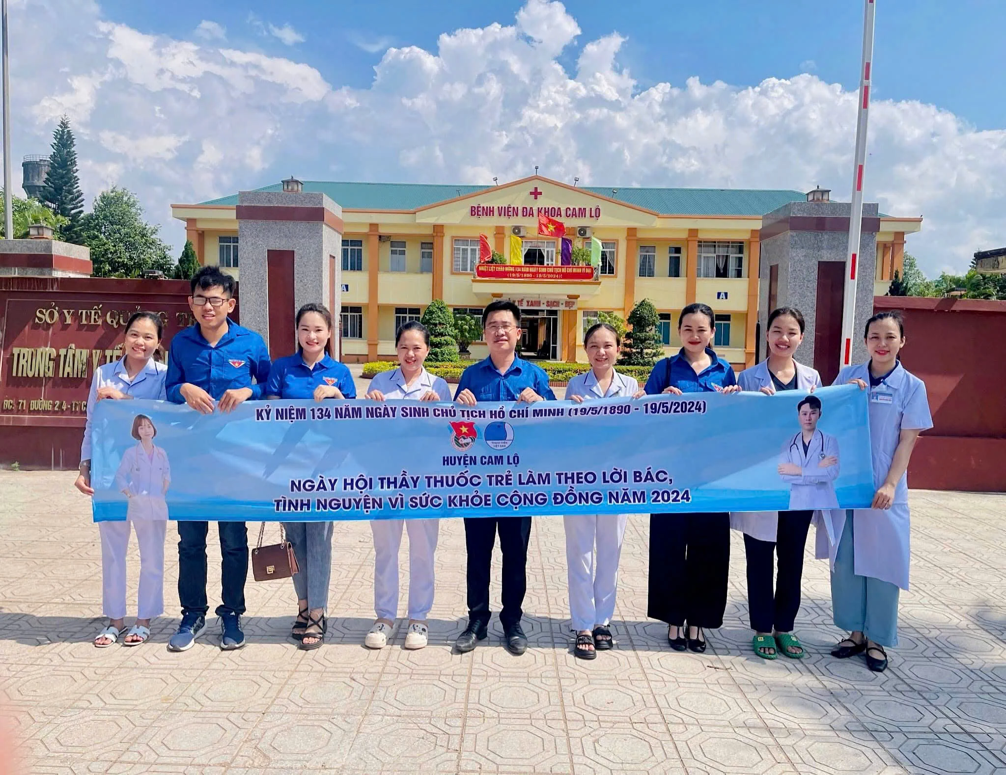 Thủ lĩnh đoàn khoác áo blouse trắng