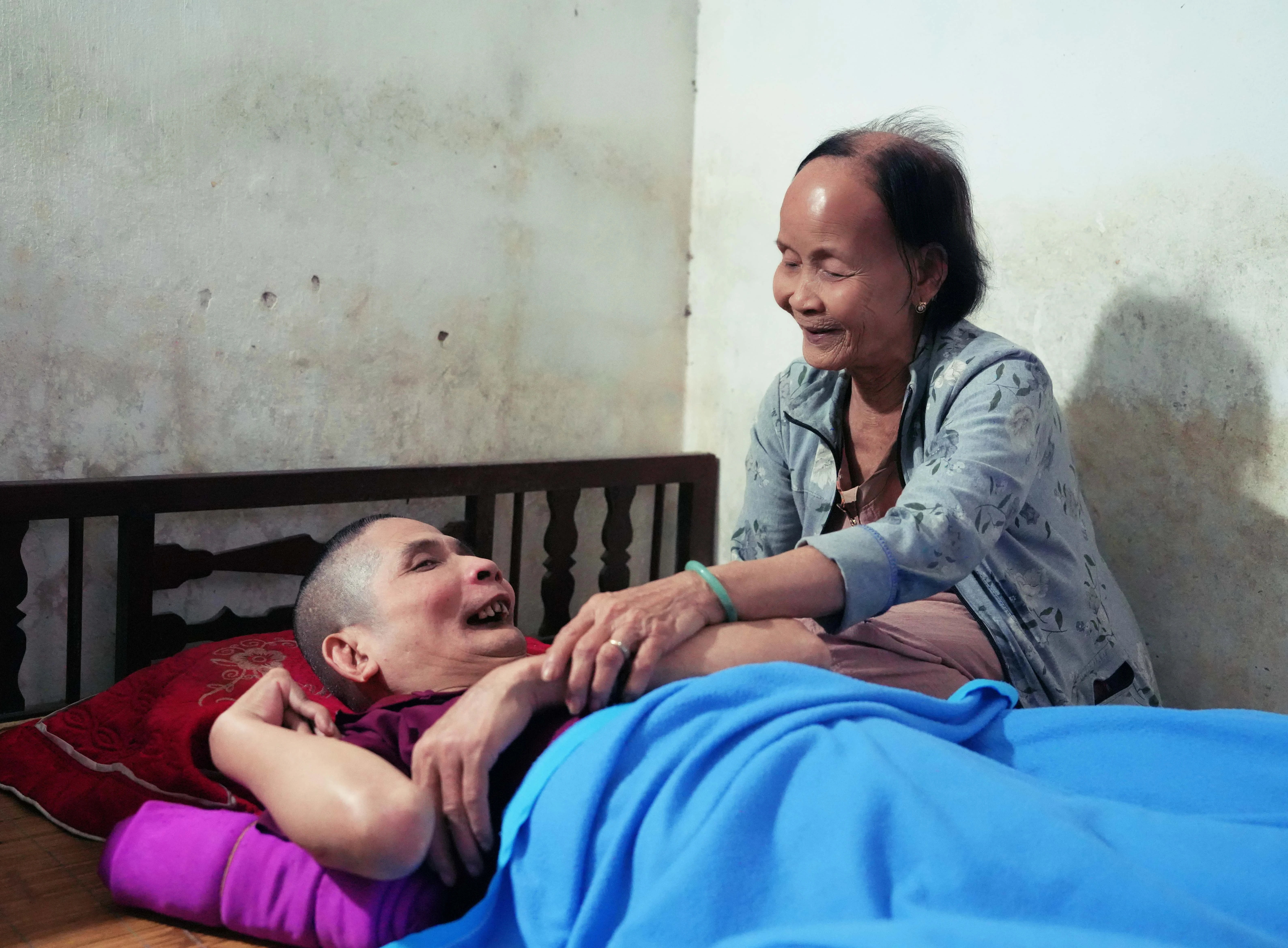 21 năm chăm con liệt giường