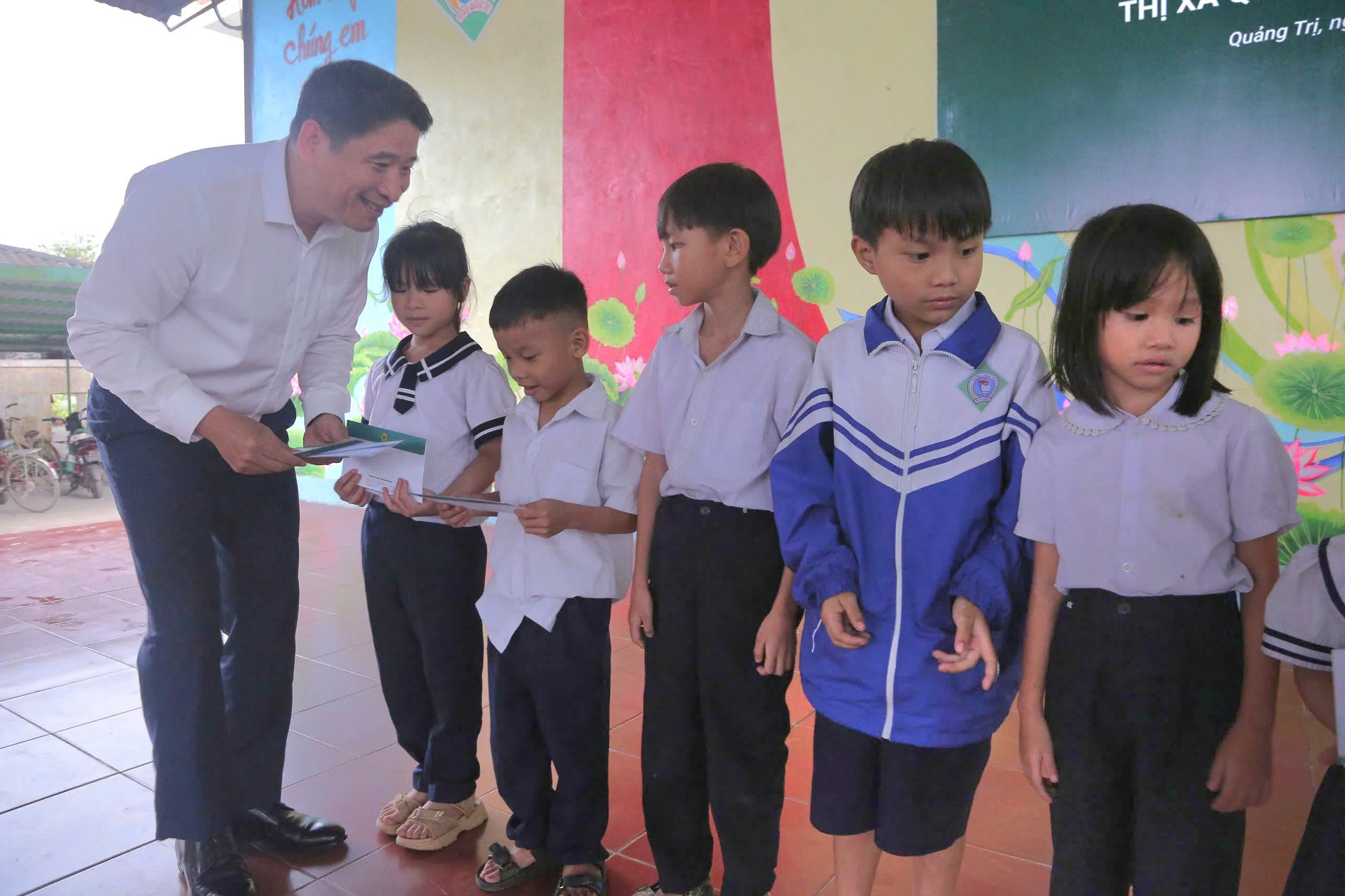 BIDV tặng khu vui chơi giải trí và học bổng cho học sinh Trường Tiểu học và THCS Hải Lệ