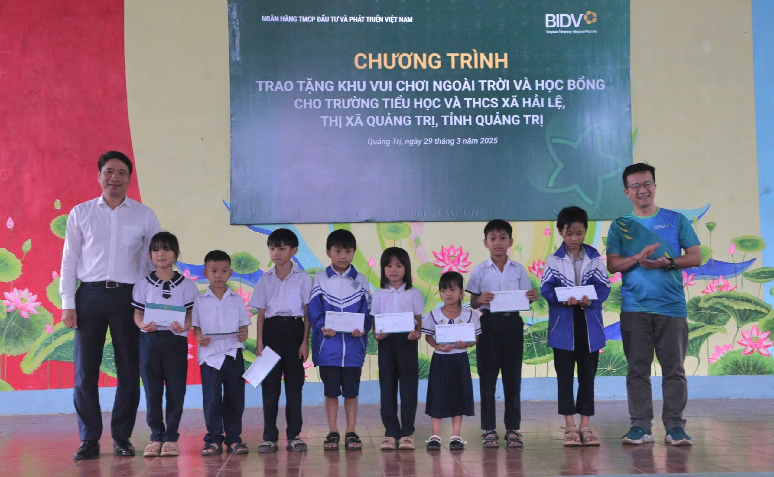 BIDV tặng khu vui chơi giải trí và học bổng cho học sinh Trường Tiểu học và THCS Hải Lệ