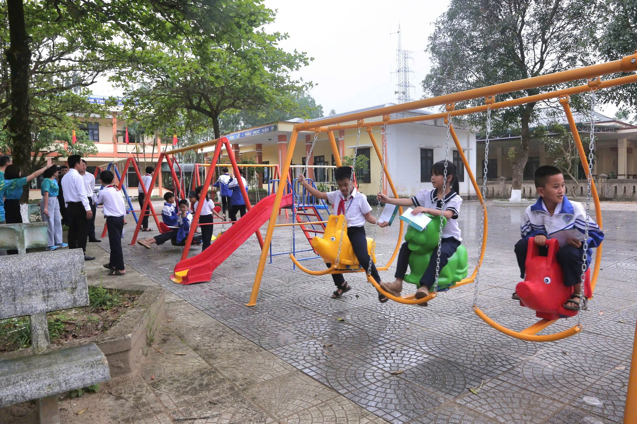 BIDV tặng khu vui chơi giải trí và học bổng cho học sinh Trường Tiểu học và THCS Hải Lệ