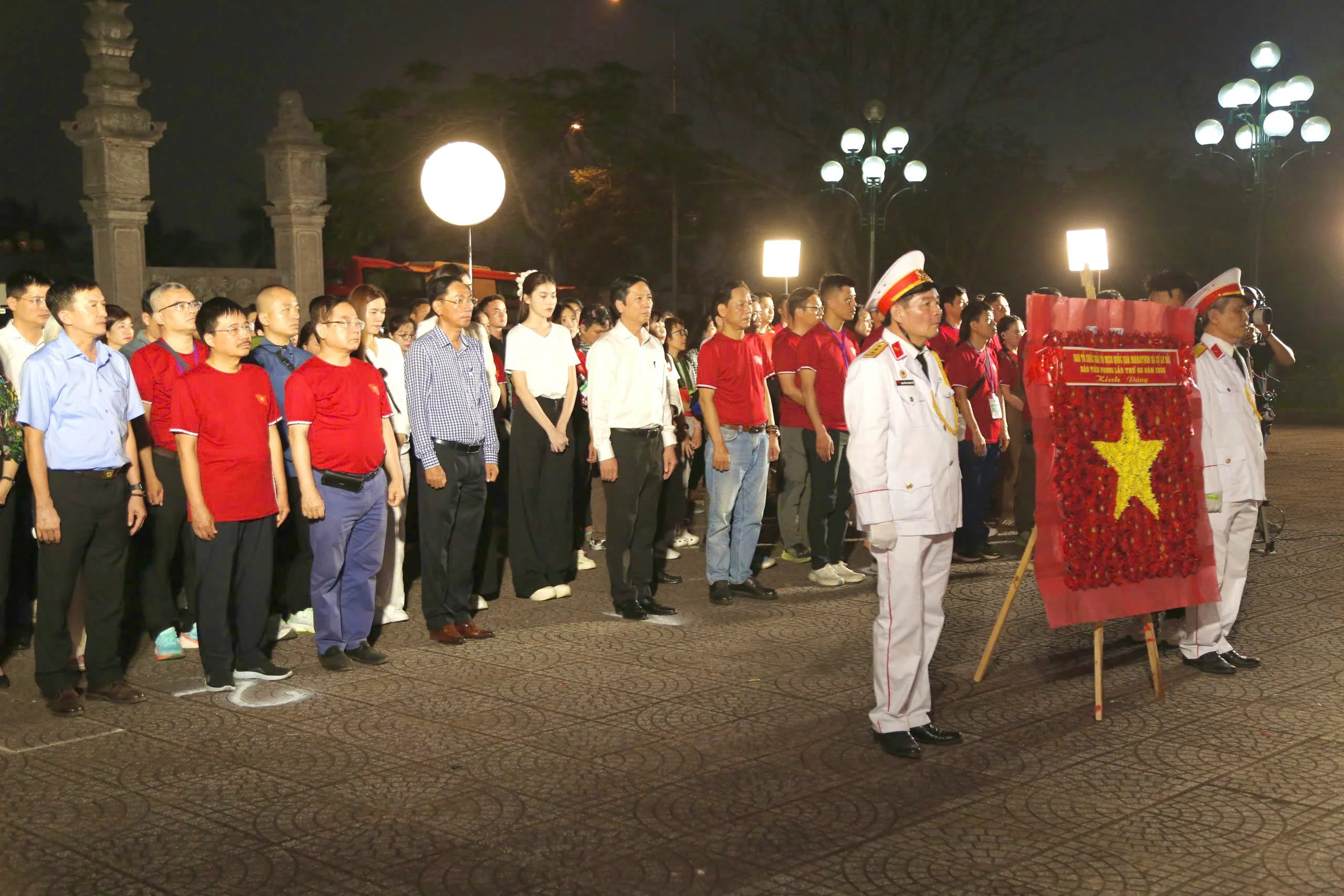 Ban tổ chức Giải vô địch quốc gia Marathon và cự ly dài báo Tiền Phong lần thứ 66 - năm 2025 tri ân các anh hùng liệt sĩ