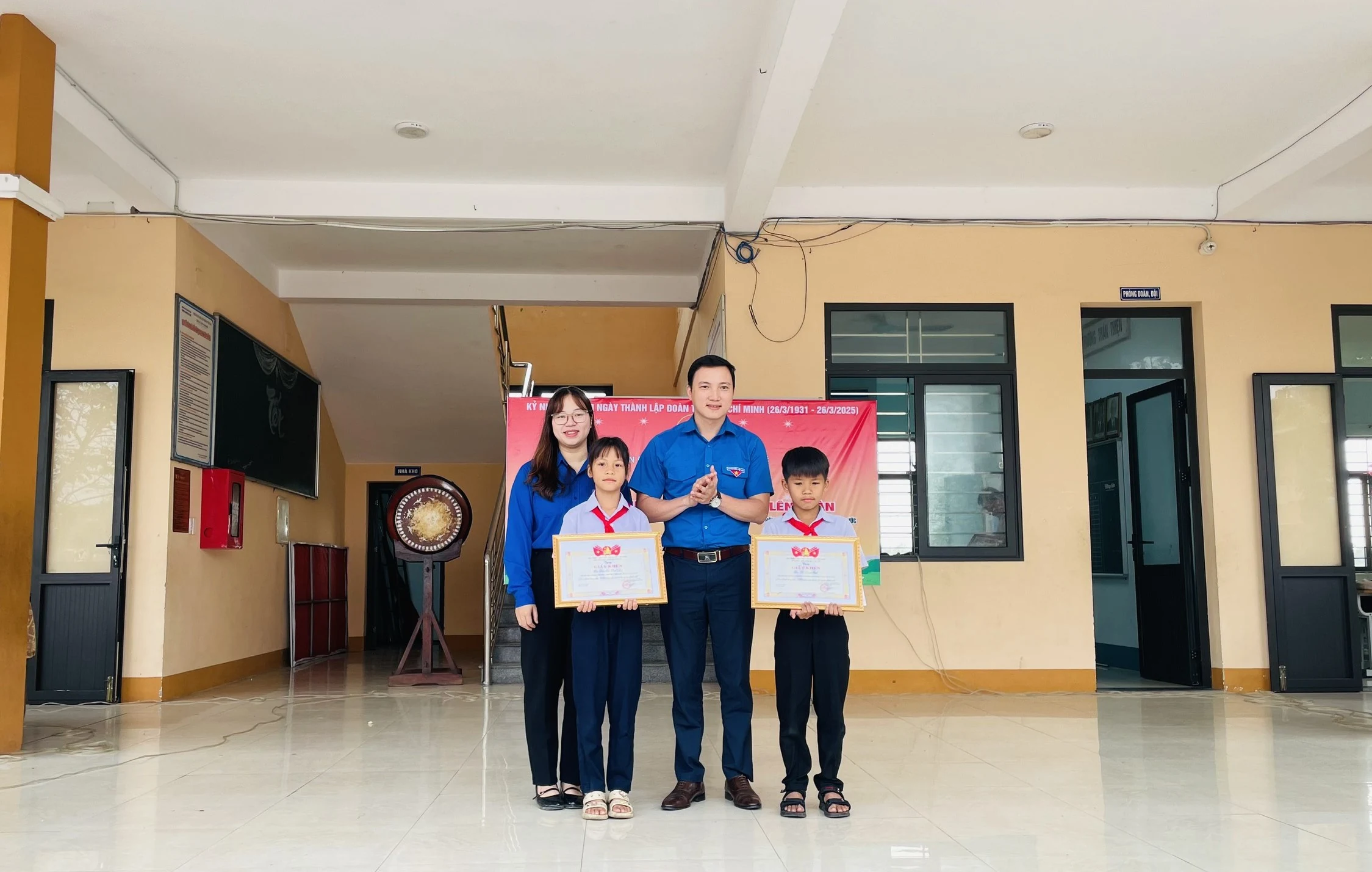 Hai học sinh trả 2 nhẫn vàng trị giá gần 100 triệu đồng cho người mất được khen thưởng