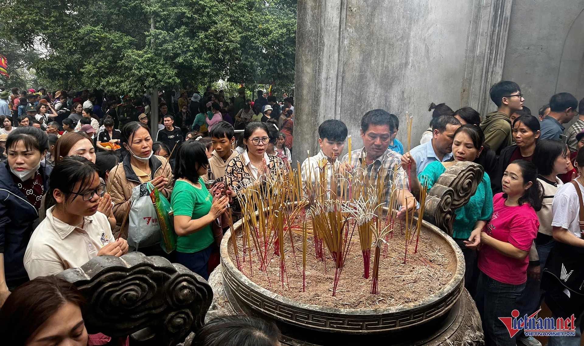 Biển người đổ về Đền Hùng trước ngày chính lễ