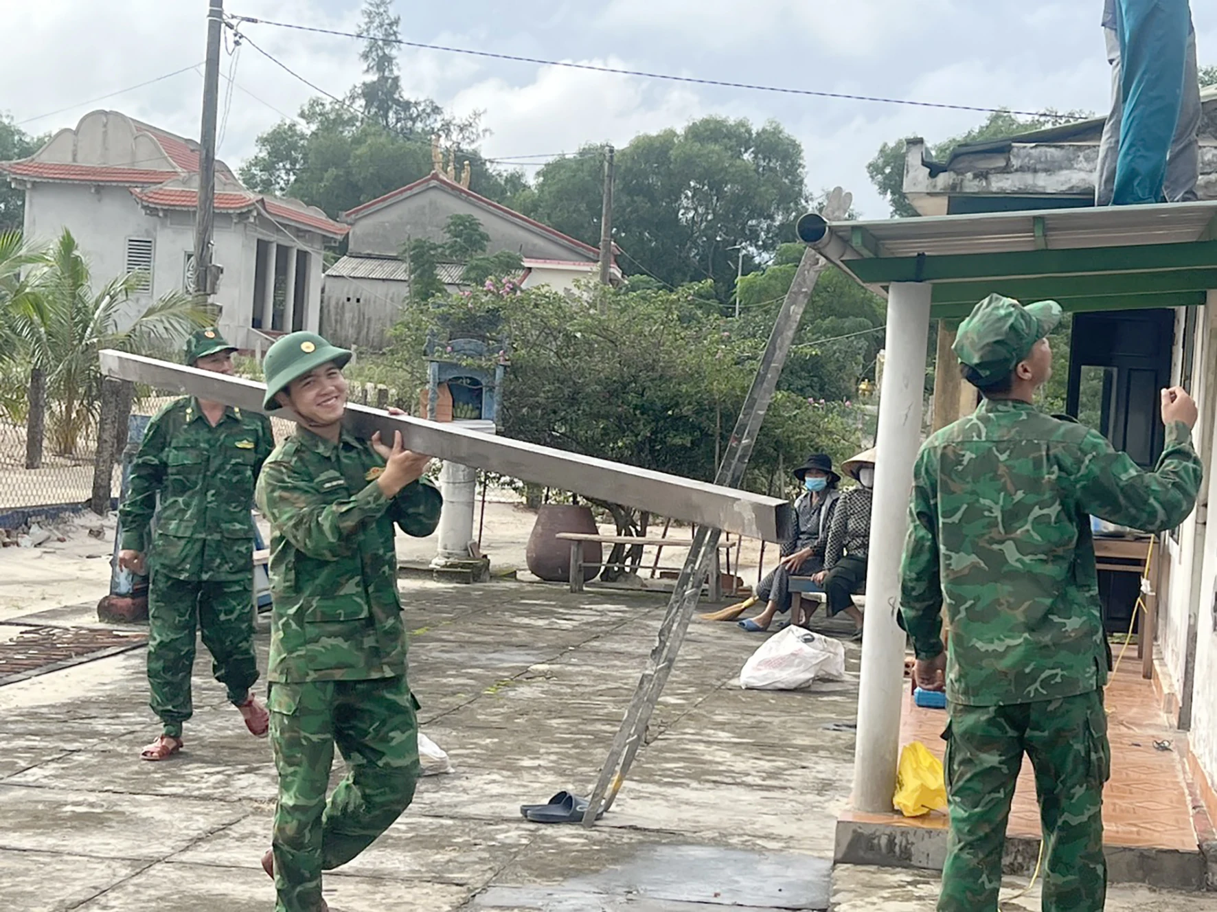 Bộ đội Biên phòng giúp dân xóa nhà tạm, nhà dột nát