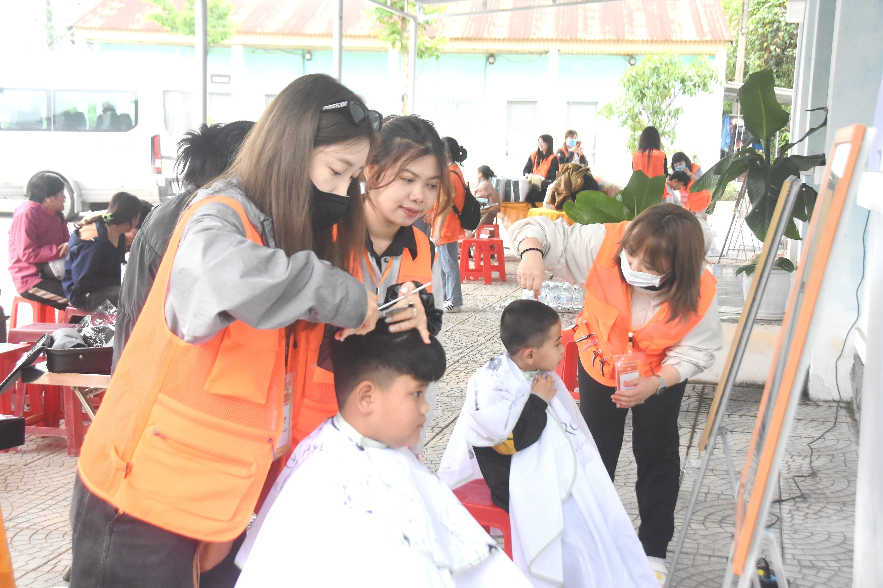 Tổ chức chương trình “Cắt tóc – Làm đẹp” cho trẻ em khuyết tật ở huyện Đakrông và Cam Lộ