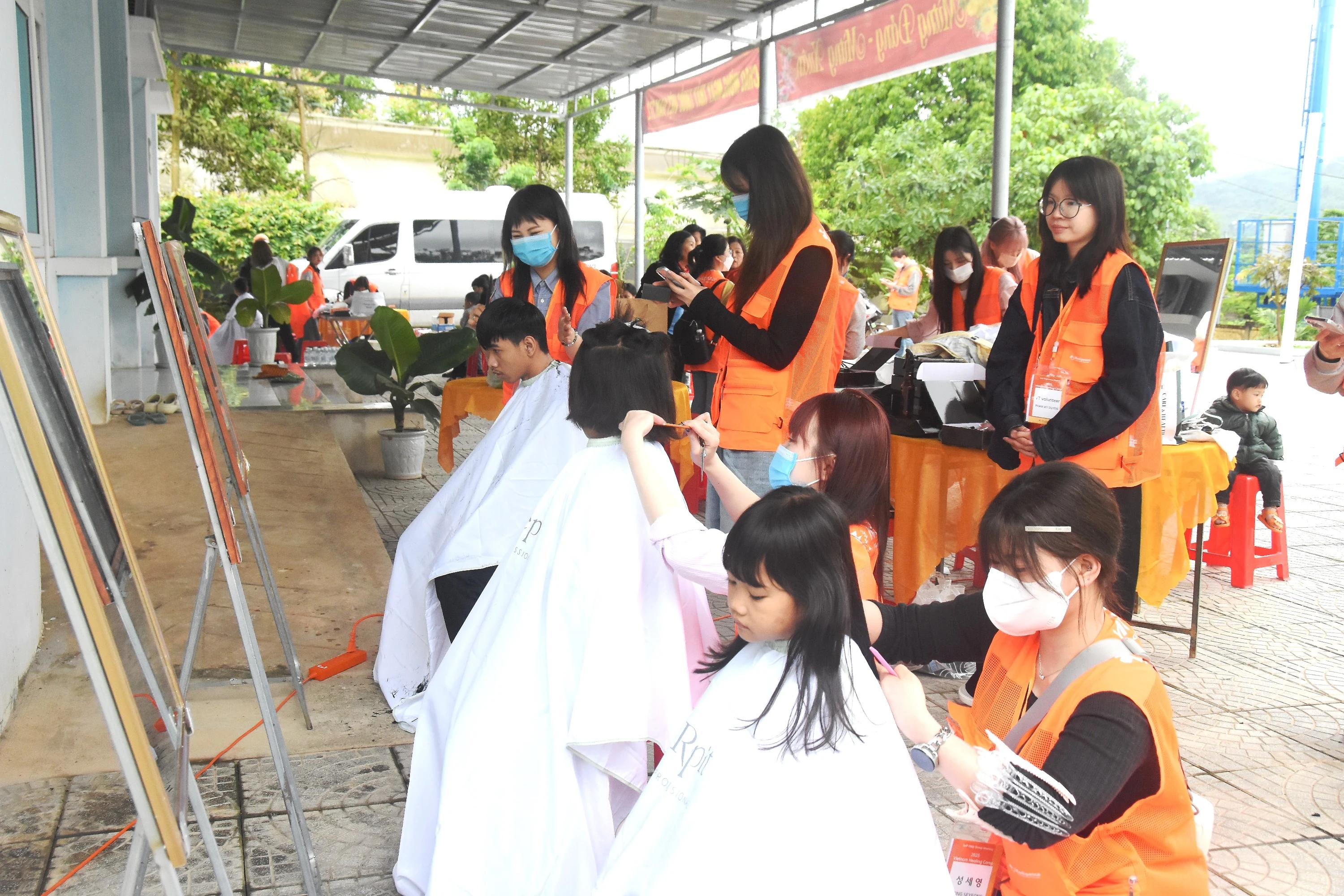 Tổ chức chương trình “Cắt tóc – Làm đẹp” cho trẻ em khuyết tật ở huyện Đakrông và Cam Lộ