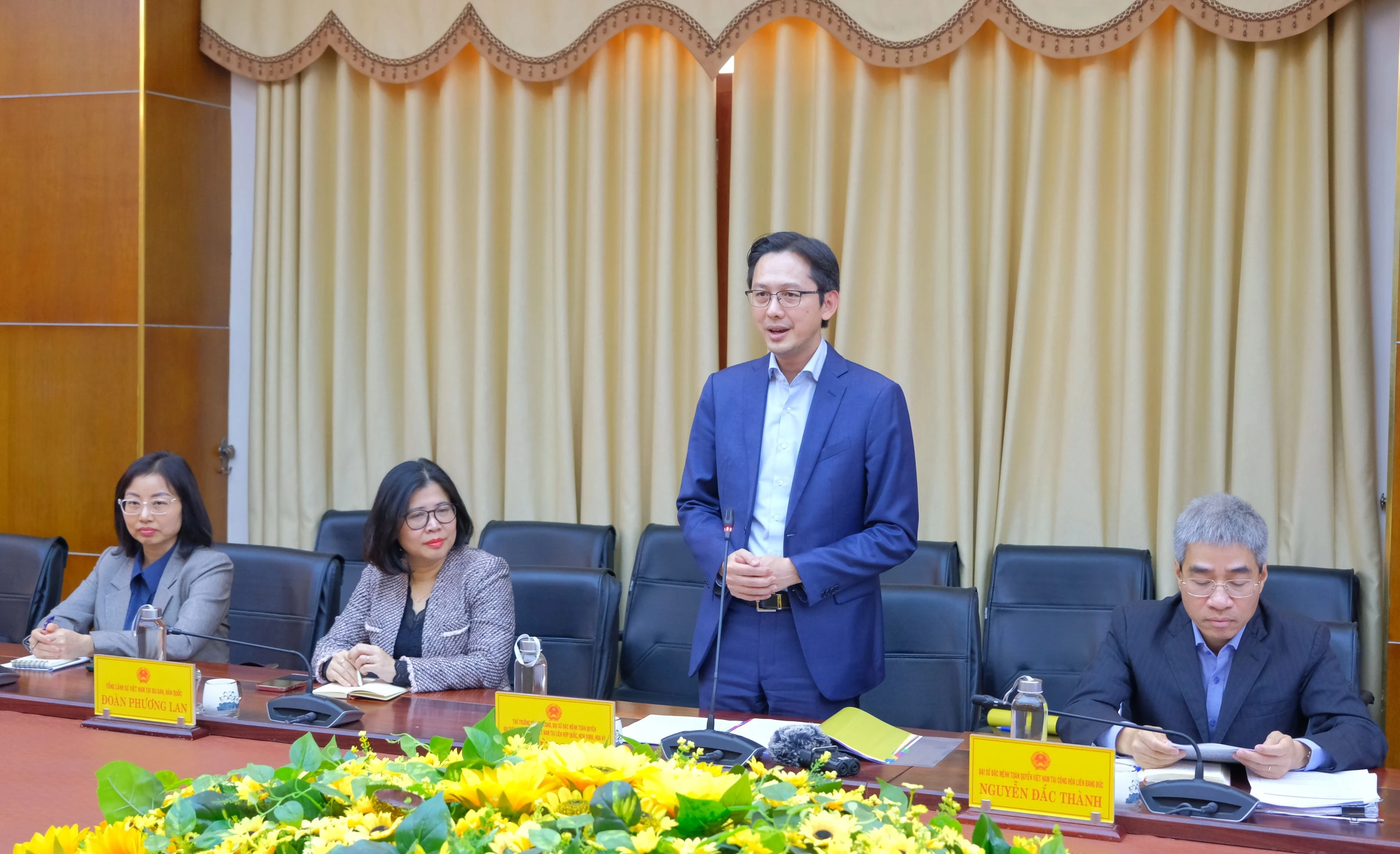 Đoàn Trưởng cơ quan đại diện ngoại giao Việt Nam ở nước ngoài làm việc với tỉnh Quảng Trị