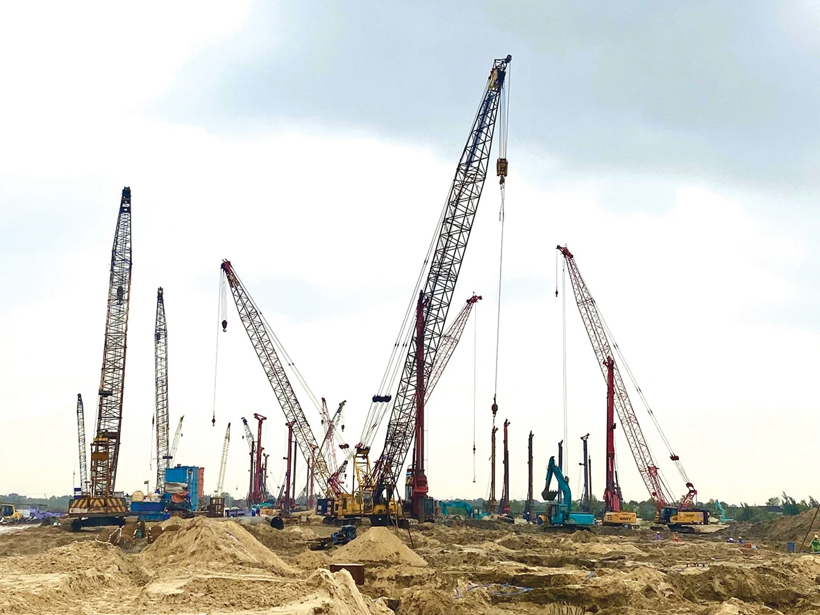 Trên công trường thi công Khu bến cảng Mỹ Thủy