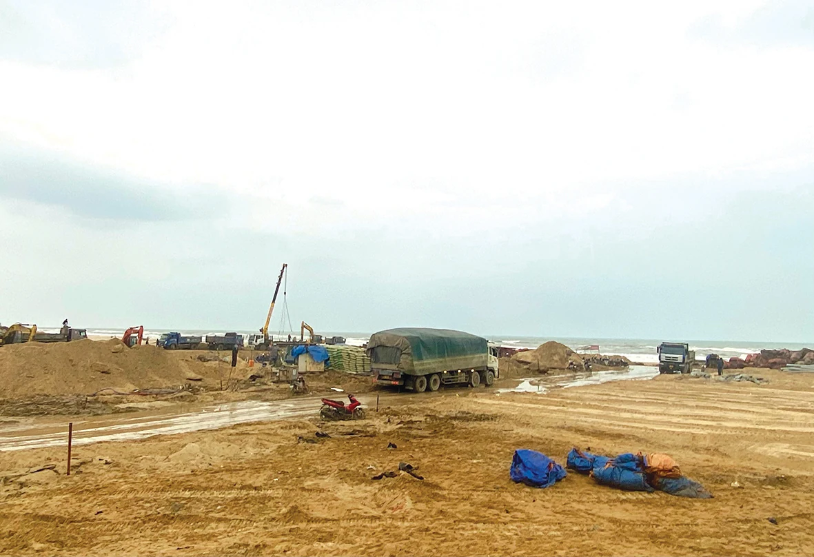 Trên công trường thi công Khu bến cảng Mỹ Thủy