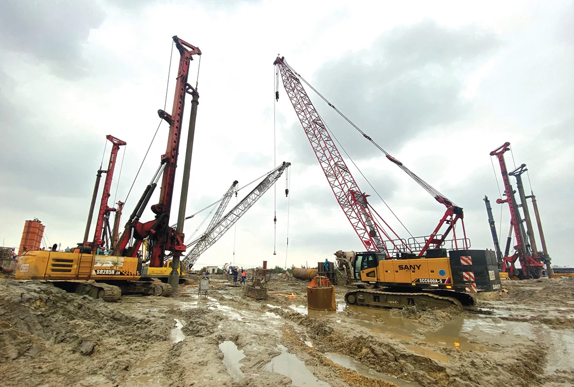 Trên công trường thi công Khu bến cảng Mỹ Thủy