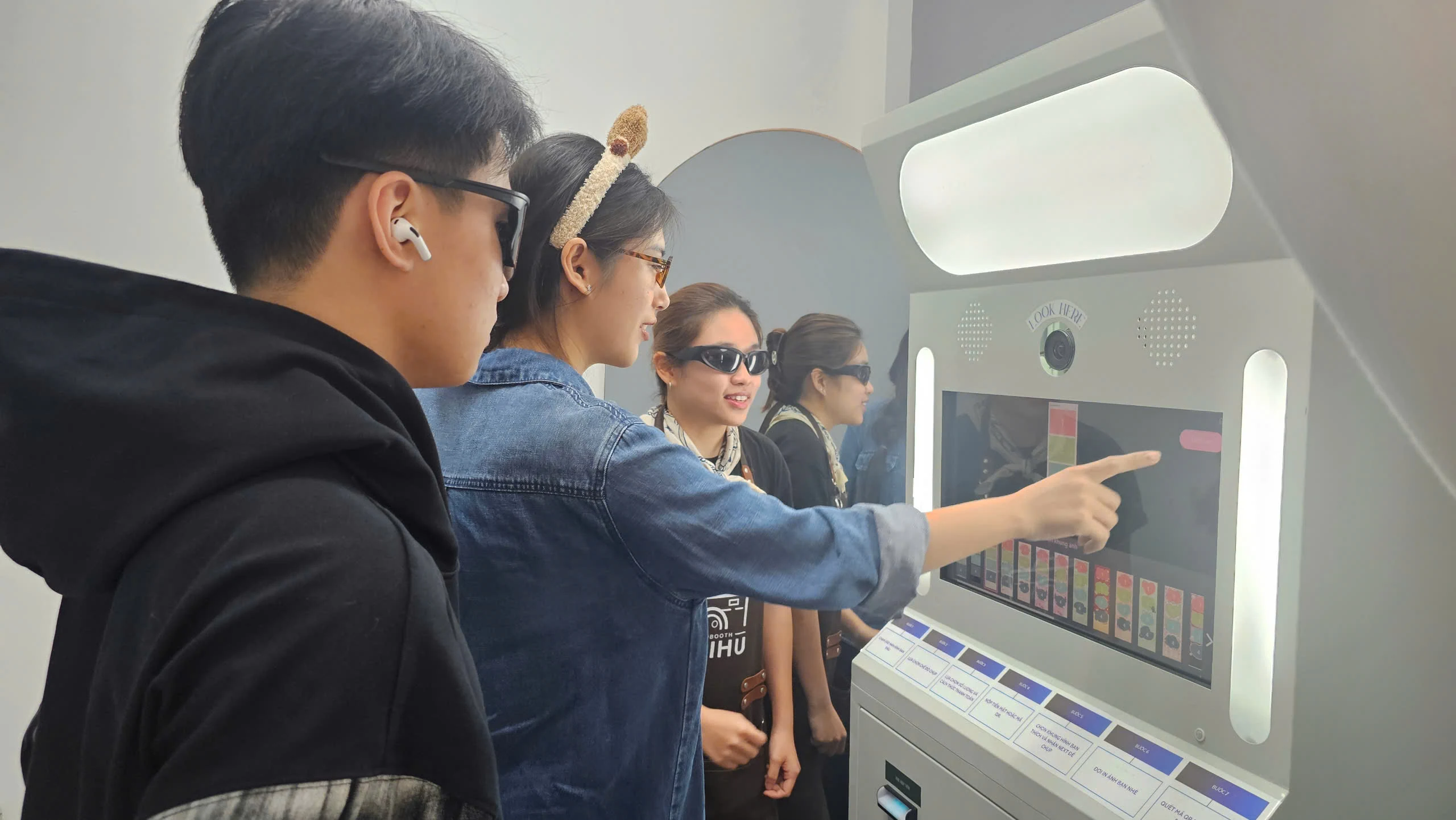 Giới trẻ “mê” chụp ảnh photobooth