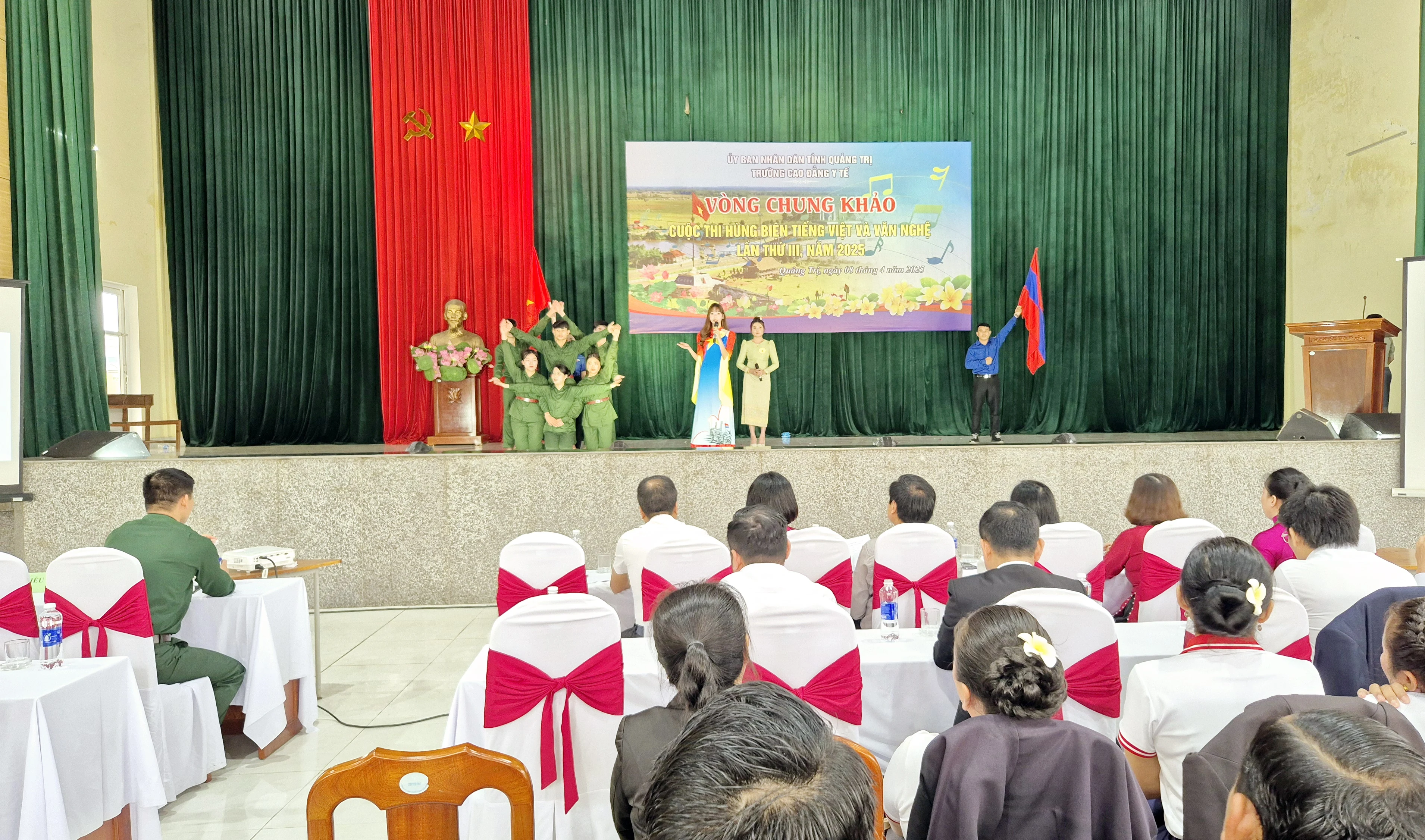 Chung khảo cuộc thi “Hùng biện tiếng Việt và văn nghệ” 