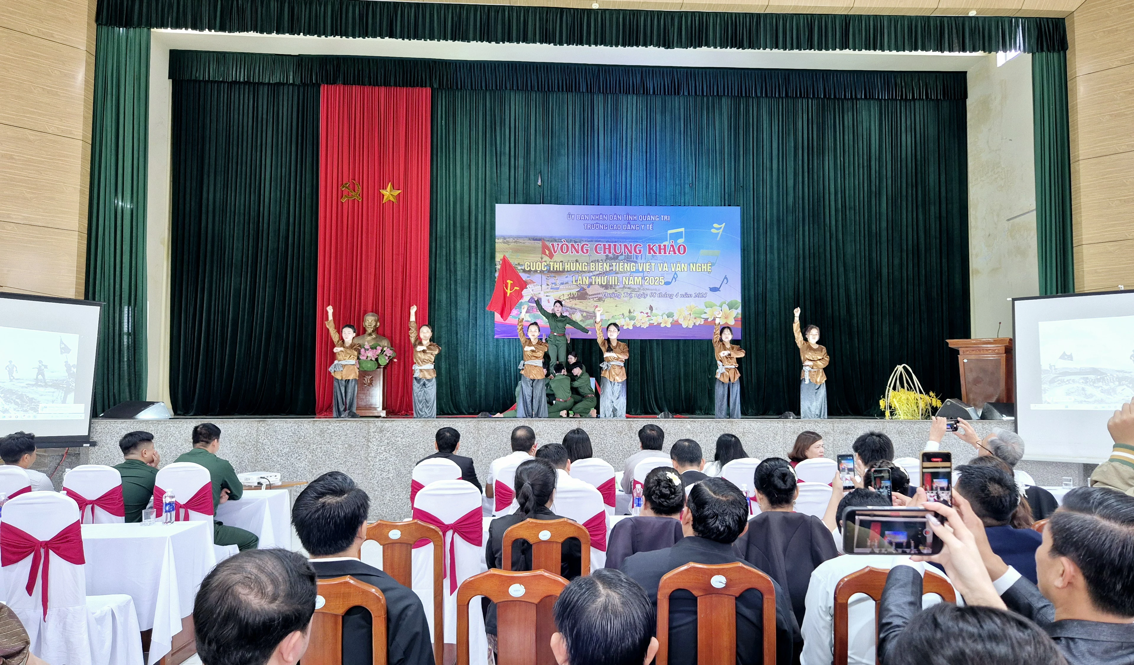Chung khảo cuộc thi “Hùng biện tiếng Việt và văn nghệ” 