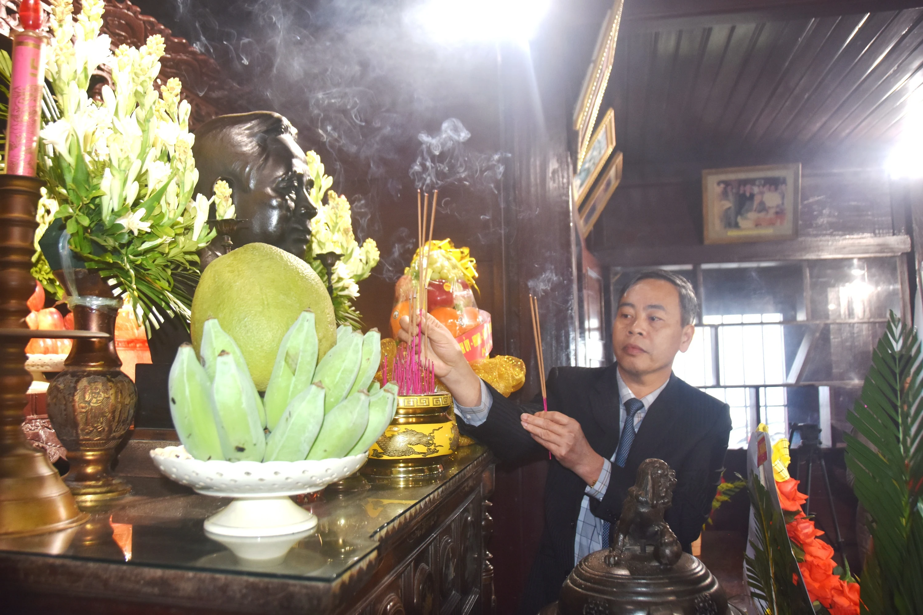 Lãnh đạo tỉnh dâng hoa, dâng hương tưởng niệm Tổng Bí thư Lê Duẩn