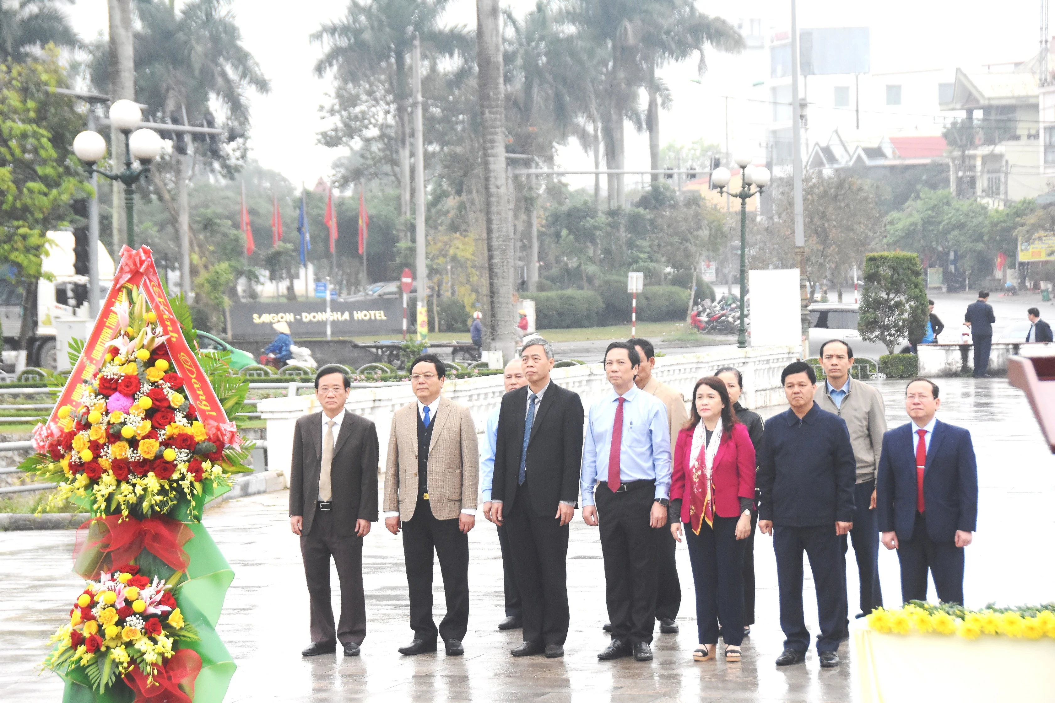 Lãnh đạo tỉnh dâng hoa, dâng hương tưởng niệm Tổng Bí thư Lê Duẩn