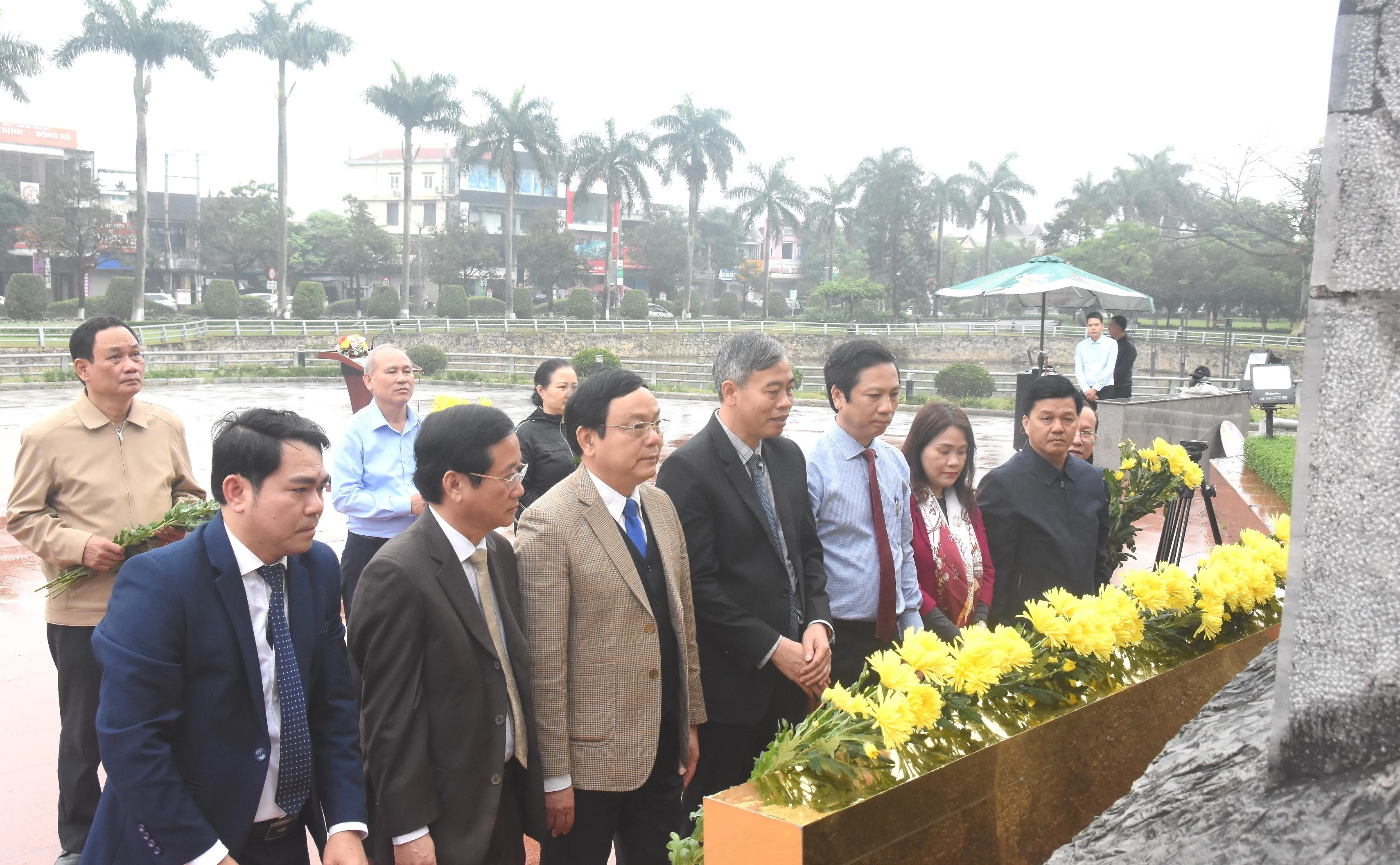 Lãnh đạo tỉnh dâng hoa, dâng hương tưởng niệm Tổng Bí thư Lê Duẩn