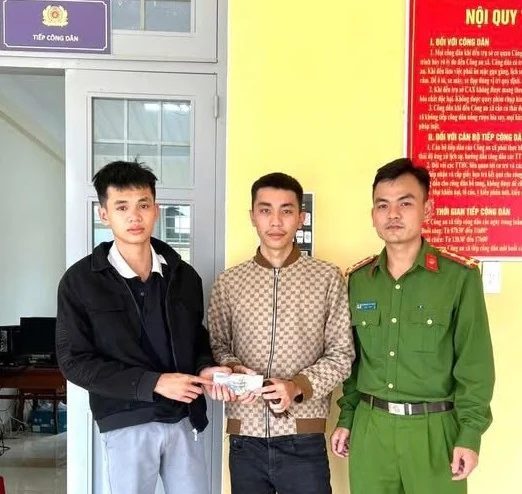 Trả lại 16 triệu đồng tiền mua nhẫn cưới của nam thanh niên đánh mất