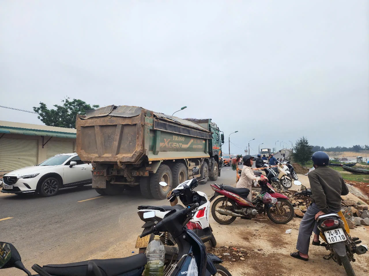 Mất an toàn giao thông ở khu vực chợ cá Cửa Tùng