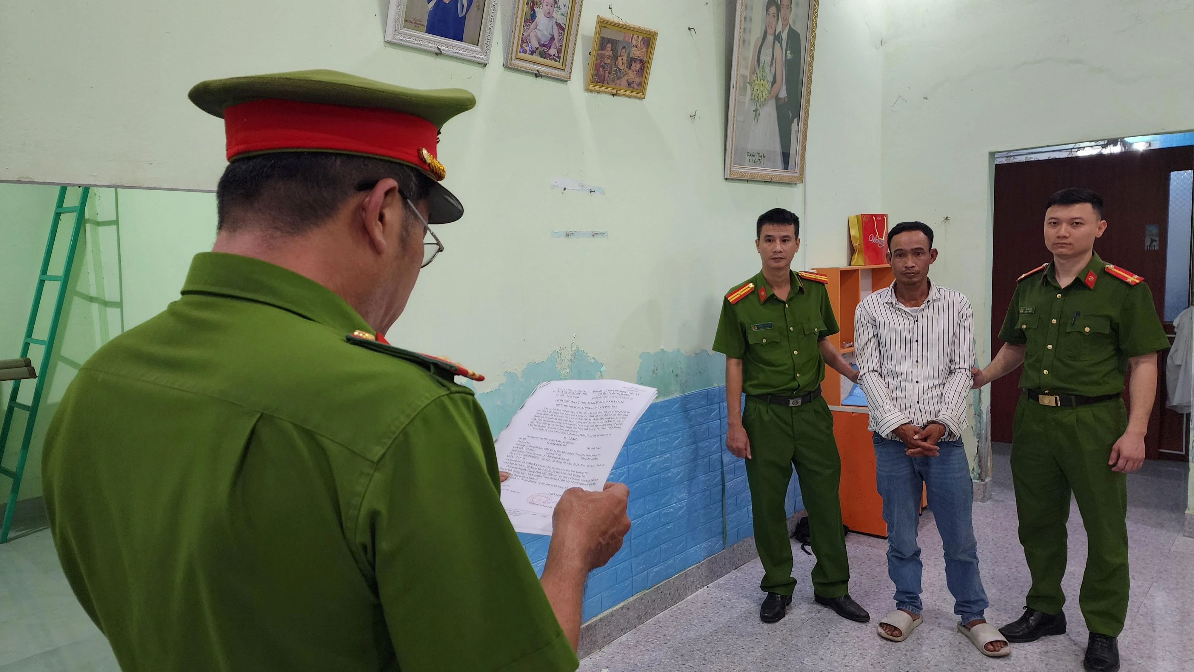 Bắt đối tượng dùng rựa đe dọa, cướp điện thoại của người cùng thôn