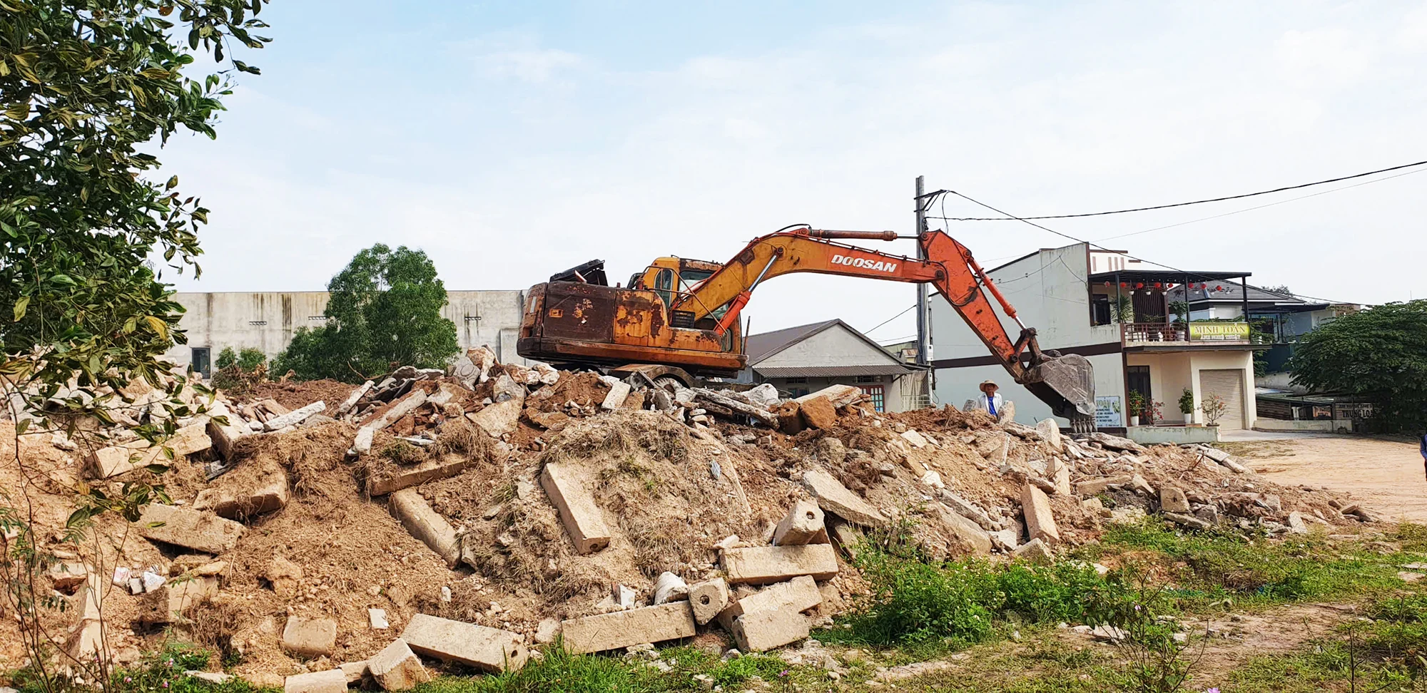 Bãi tập kết phế thải xây dựng ngay giữa khu dân cư ở TP. Đông Hà