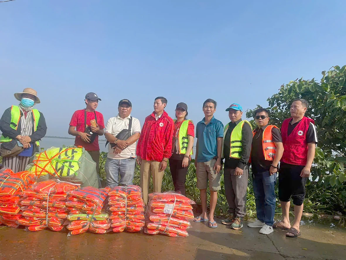 Sát cánh với người dân vùng lũ Hải Lăng