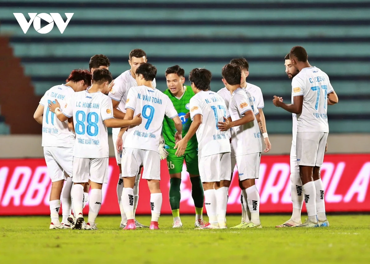 Vòng 19 V-League 2024/2025: “Nóng” cả hai đầu bảng xếp hạng