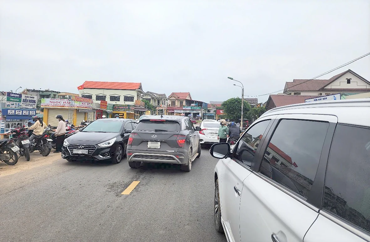 Mất an toàn giao thông ở khu vực chợ cá Cửa Tùng