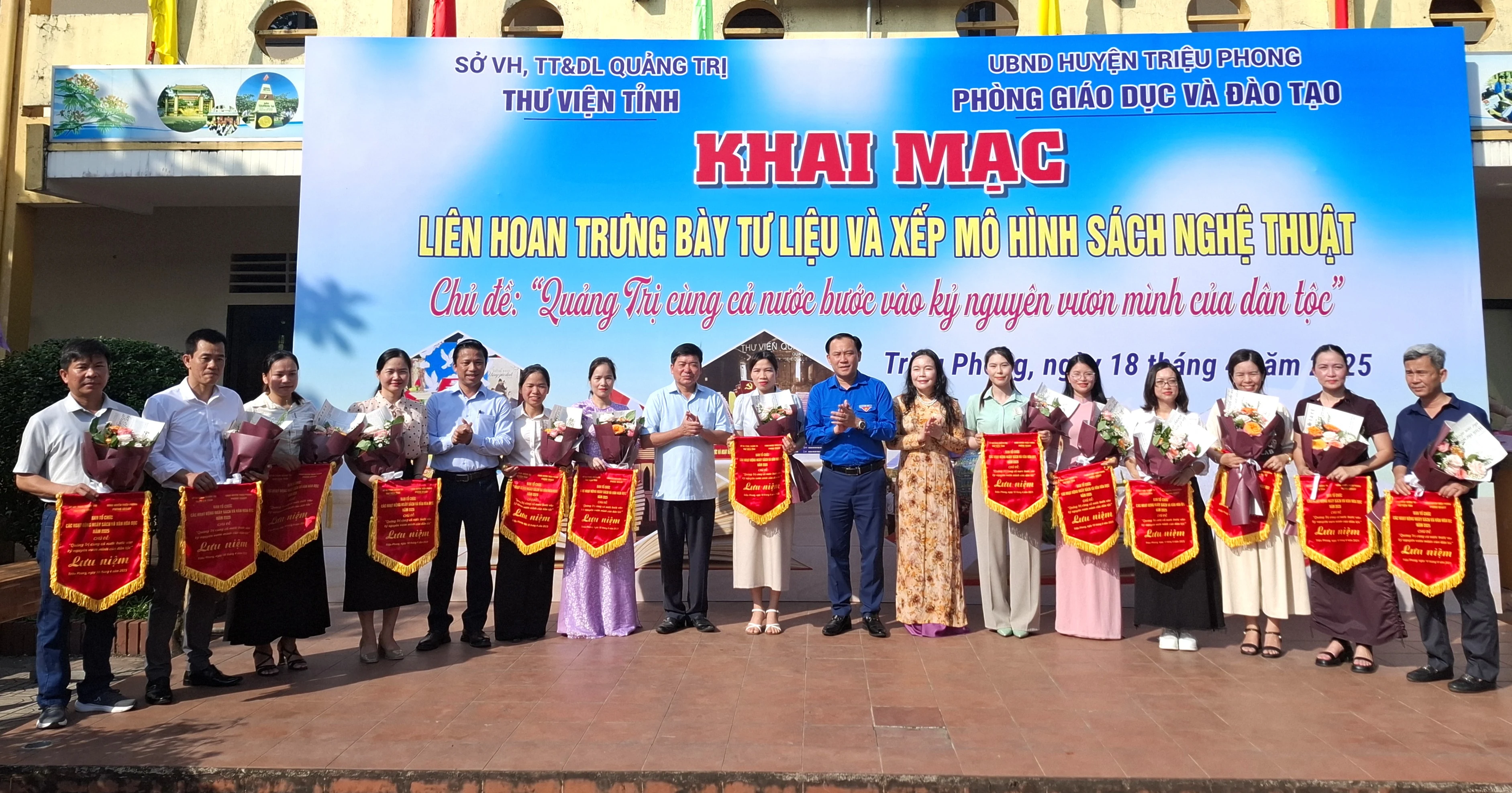 Trưng bày tư liệu và xếp mô hình sách nghệ thuật 