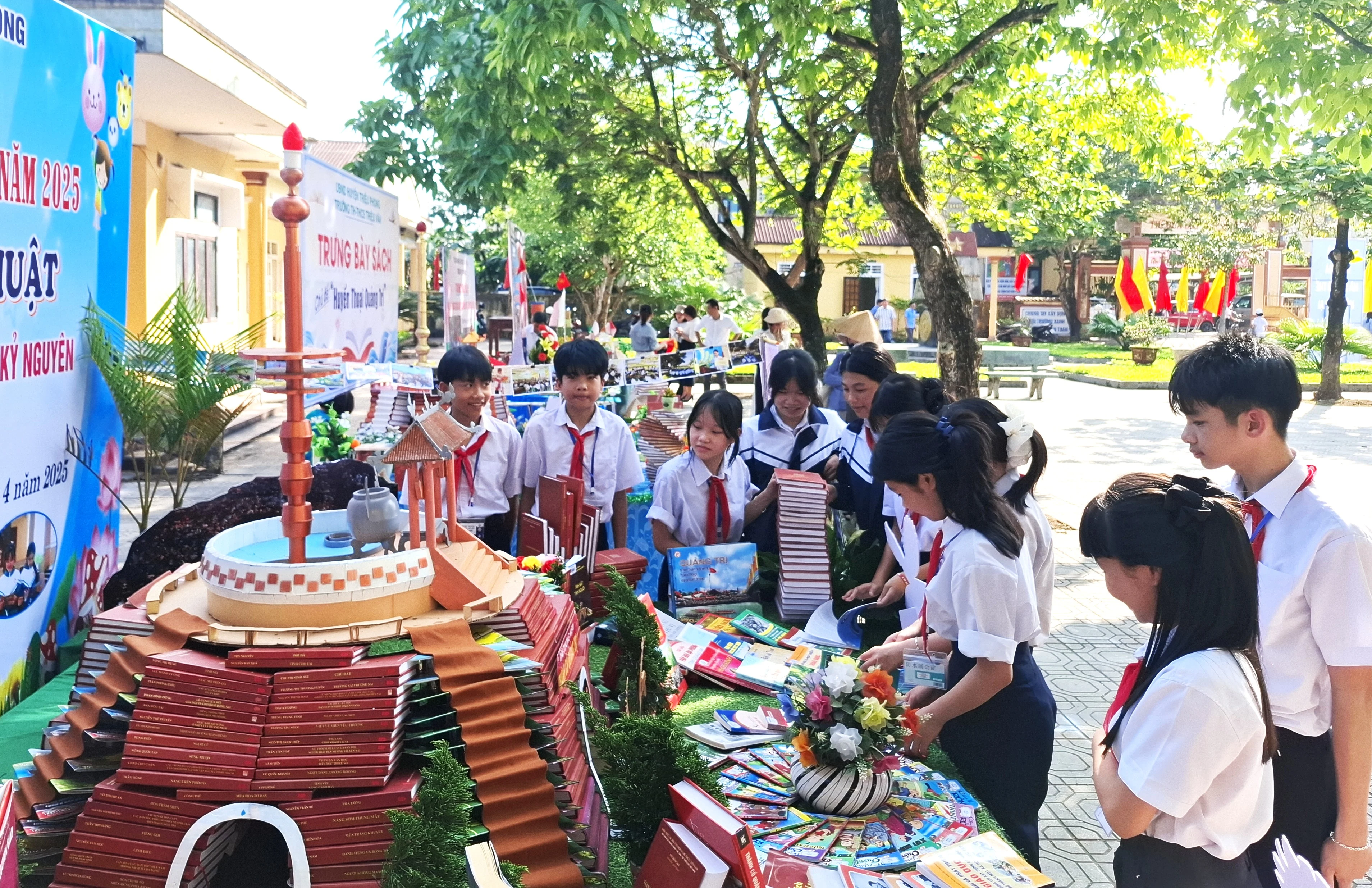 Trưng bày tư liệu và xếp mô hình sách nghệ thuật 