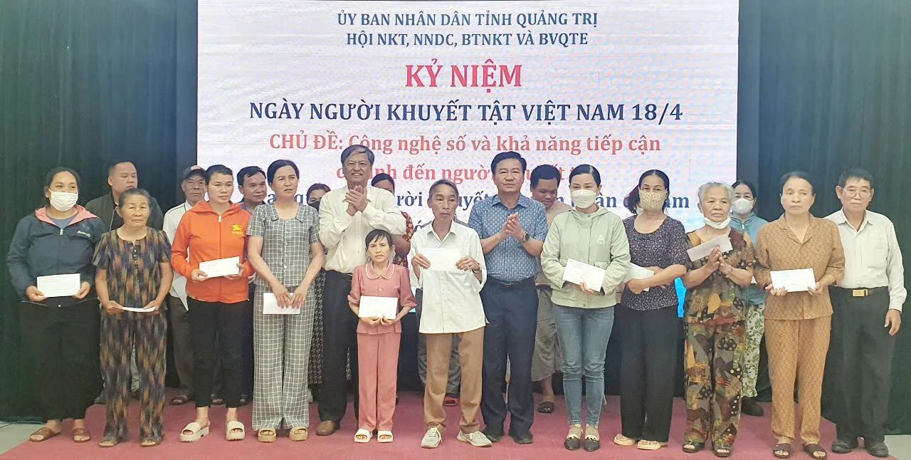 Trao gần 1.000 suất quà cho người khuyết tật, nạn nhân da cam và trẻ em có hoàn cảnh khó khăn